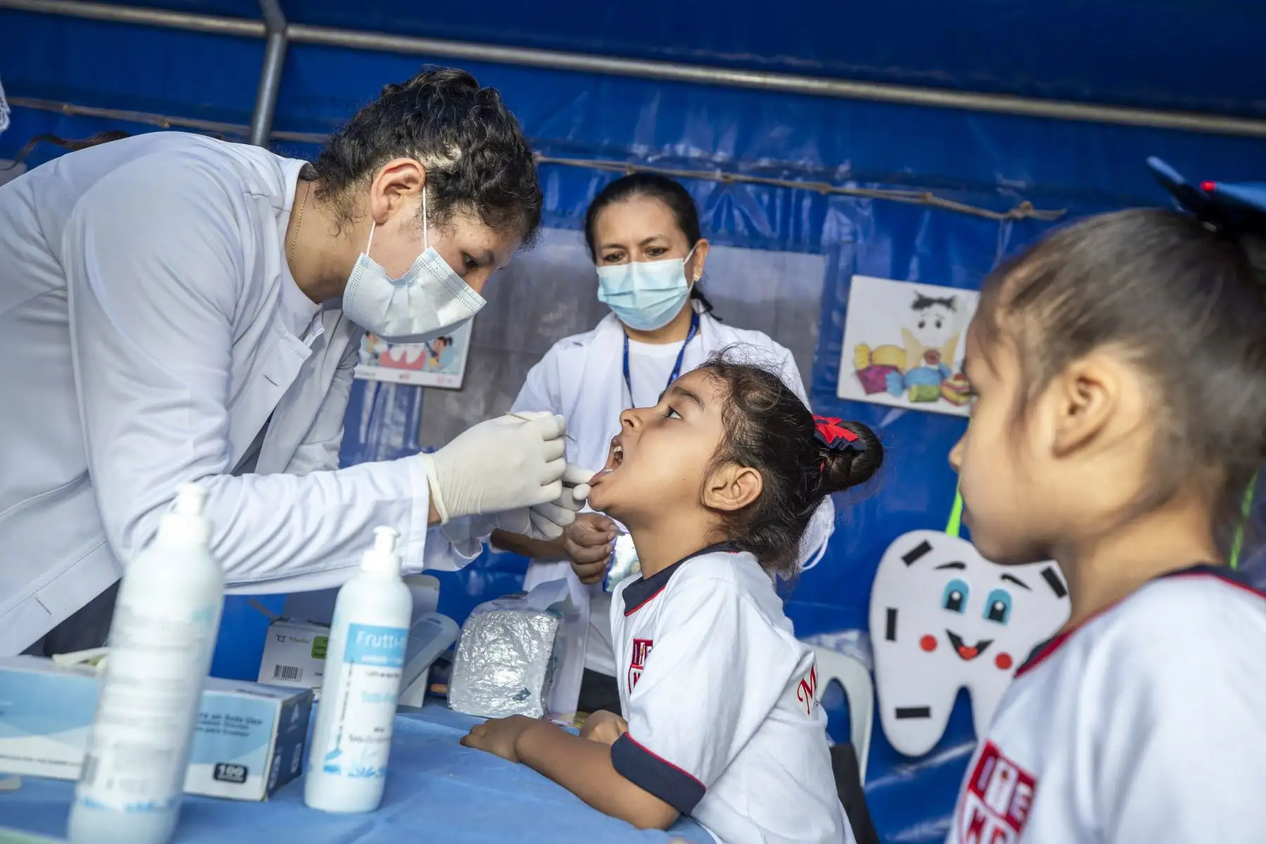 En el marco del Día Nacional de la Promoción y la Protección Bucal Infantil, la Red Prestacional Almenara de EsSalud brindó atención integral preventiva a más de 1,200 escolares de la Institución Educativa Melitón Carbajal.
Foto: ESSalud