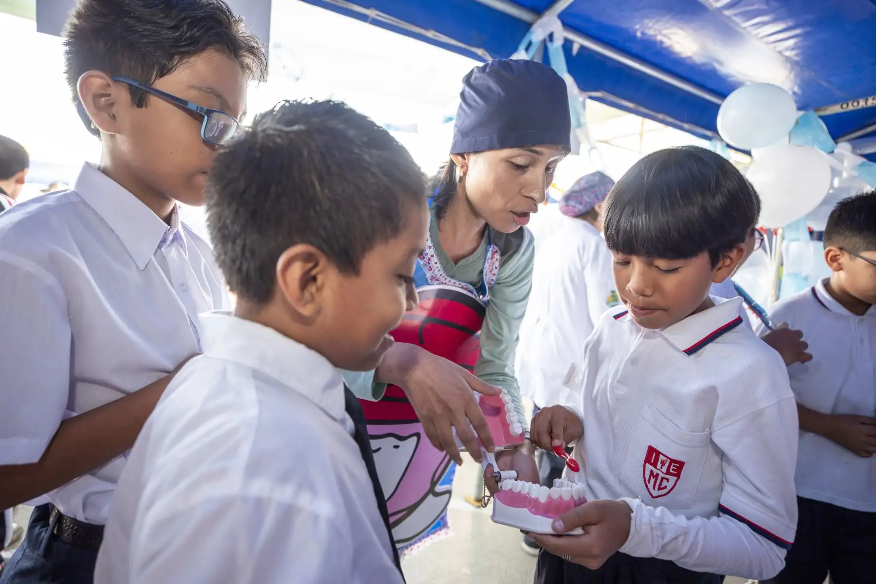 En el marco del Día Nacional de la Promoción y la Protección Bucal Infantil, la Red Prestacional Almenara de EsSalud brindó atención integral preventiva a más de 1,200 escolares de la Institución Educativa Melitón Carbajal.
Foto: ESSalud