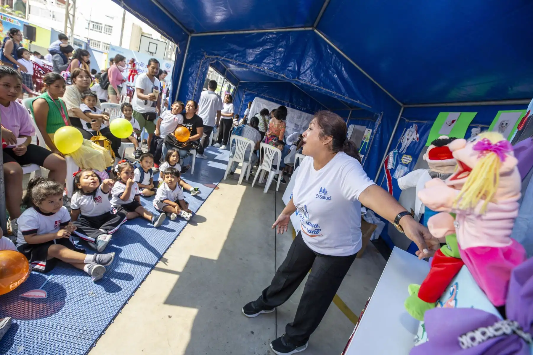 En el marco del Día Nacional de la Promoción y la Protección Bucal Infantil, la Red Prestacional Almenara de EsSalud brindó atención integral preventiva a más de 1,200 escolares de la Institución Educativa Melitón Carbajal.
Foto: ESSalud