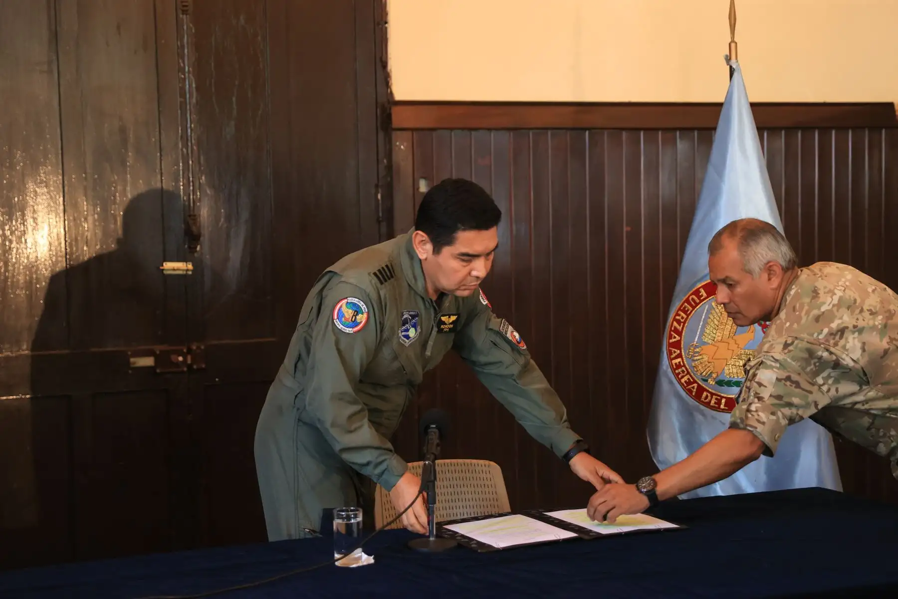 El coronel FAP Manfred Rondón Llaza brinda detalles del accidente aéreo del avión Mirage 2000 donde perdió la vida el mayor FAP Ramiro Rondón Medina, mientras realizaba entrenamineto de navegación a baja altura. Foto: ANDINA/Jhonel Rodríguez Robles