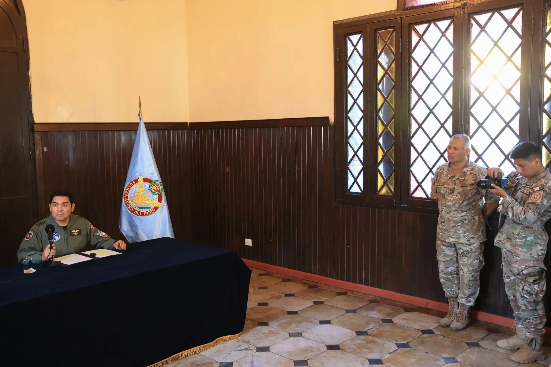 El coronel FAP Manfred Rondón Llaza brinda detalles del accidente aéreo del avión Mirage 2000 donde perdió la vida el mayor FAP Ramiro Rondón Medina, mientras realizaba entrenamineto de navegación a baja altura. Foto: ANDINA/Jhonel Rodríguez Robles