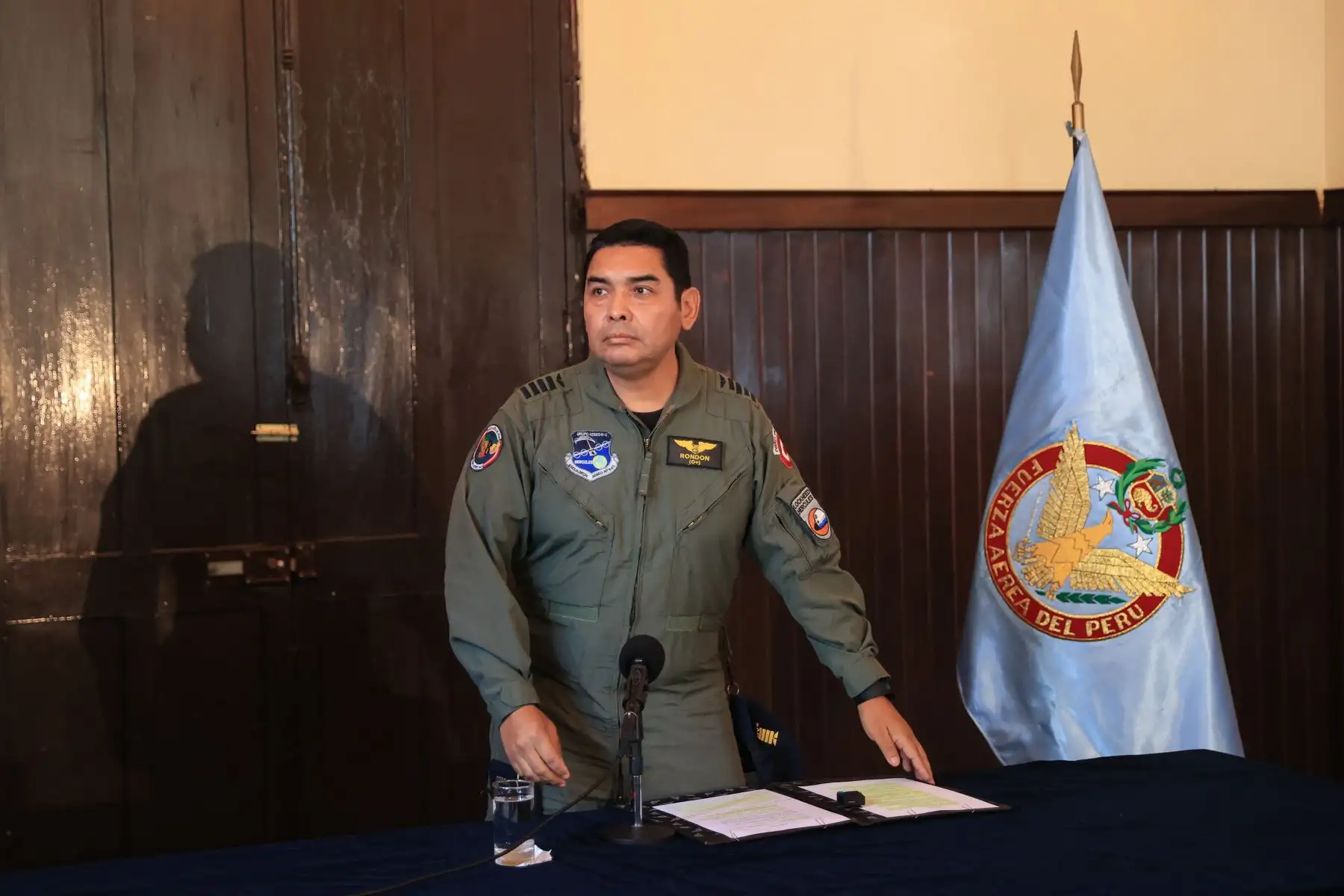 El coronel FAP Manfred Rondón Llaza brinda detalles del accidente aéreo del avión Mirage 2000 donde perdió la vida el mayor FAP Ramiro Rondón Medina, mientras realizaba entrenamineto de navegación a baja altura. Foto: ANDINA/Jhonel Rodríguez Robles