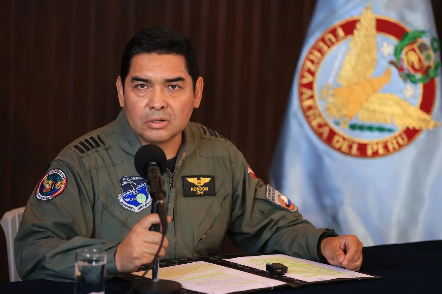 El coronel FAP Manfred Rondón Llaza brinda detalles del accidente aéreo del avión Mirage 2000 donde perdió la vida el mayor FAP Ramiro Rondón Medina, mientras realizaba entrenamineto de navegación a baja altura. Foto: ANDINA/Jhonel Rodríguez Robles