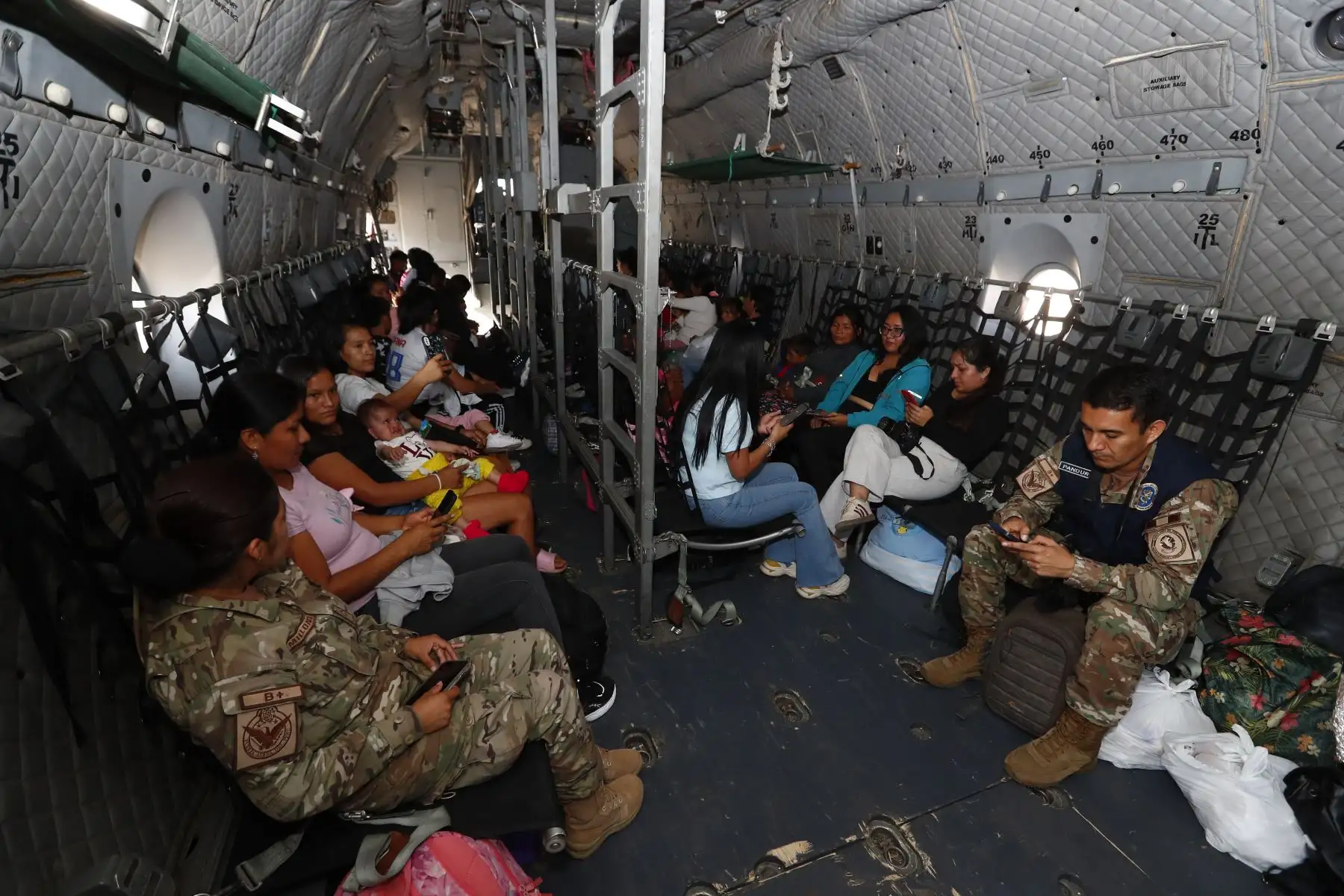 Poco después de las 9:00 horas del viernes 12 de abril, 15 de los 30 niños con labio leporino y paladar hendido, de entre 9 meses y 12 años de edad, viajaron de Chiclayo a Pisco en un avión de la Fuerza Aérea del Perú acompañados de sus padres y de voluntarios, como parte de la campaña "Operación Sonrisas". Foto: ANDINA/Daniel Bracamonte