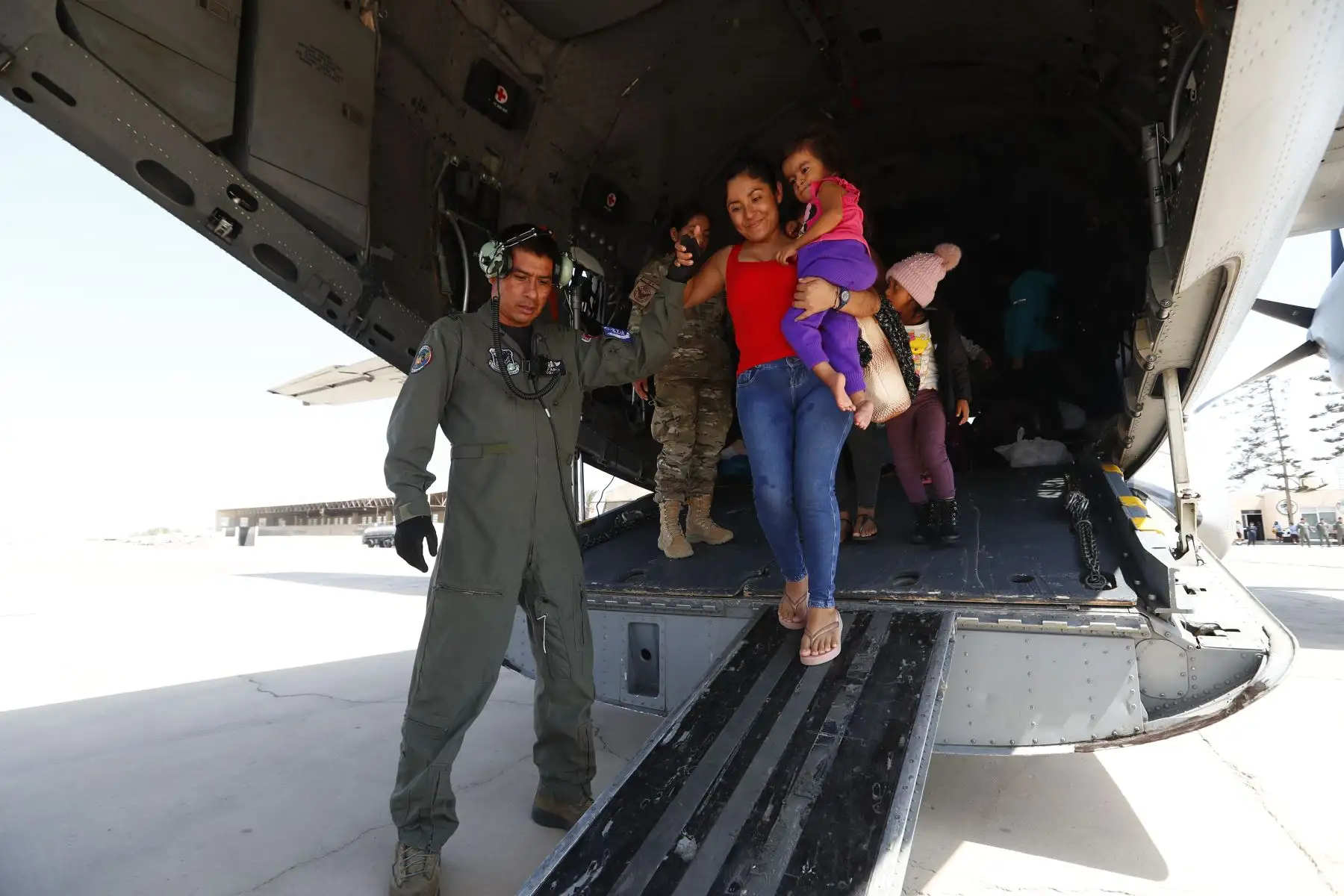 15 de los 30 niños con labio leporino y paladar hundido llegaron en avión de la Fuerza Aérea del Perú a la ciudad de Pisco, en la región Ica, el viernes 12 de abril, para ser operados gratuitamente en el Hospital Regional de Ica por médicos estadounidenses de la organización norteamericana Healing The Children, con el apoyo del Club Amazonas - USA y de la ONG Peruvian American Medical Society. Foto: ANDINA/Daniel Bracamonte