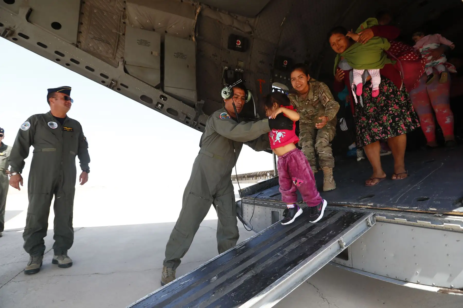 15 de los 30 niños con labio leporino y paladar hundido llegaron en avión de la Fuerza Aérea del Perú a la ciudad de Pisco, en la región Ica, el viernes 12 de abril, para ser operados gratuitamente en el Hospital Regional de Ica por médicos estadounidenses de la organización norteamericana Healing The Children, con el apoyo del Club Amazonas - USA y de la ONG Peruvian American Medical Society. Foto: ANDINA/Daniel Bracamonte