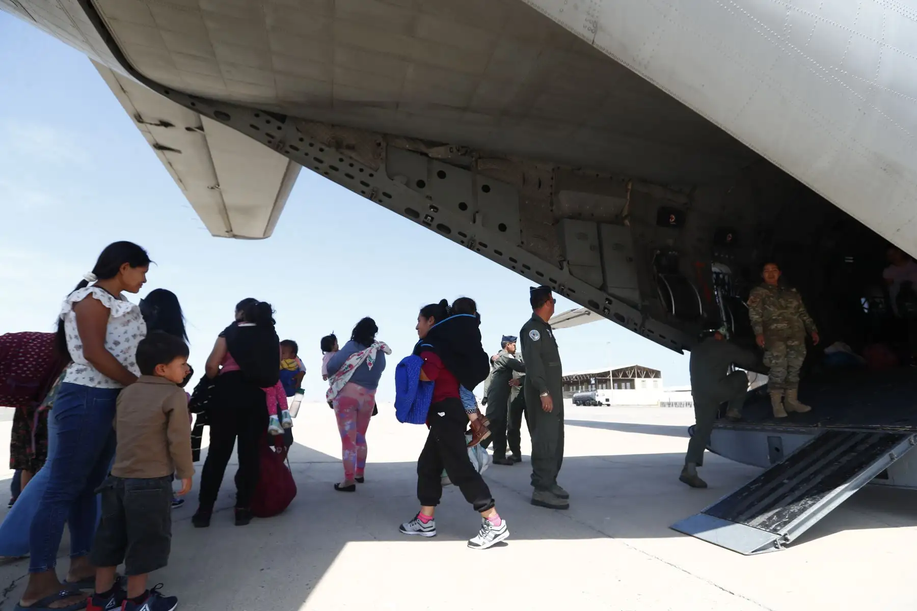 15 de los 30 niños con labio leporino y paladar hundido llegaron en avión de la Fuerza Aérea del Perú a la ciudad de Pisco, en la región Ica, el viernes 12 de abril, para ser operados gratuitamente en el Hospital Regional de Ica por médicos estadounidenses de la organización norteamericana Healing The Children, con el apoyo del Club Amazonas - USA y de la ONG Peruvian American Medical Society. Foto: ANDINA/Daniel Bracamonte