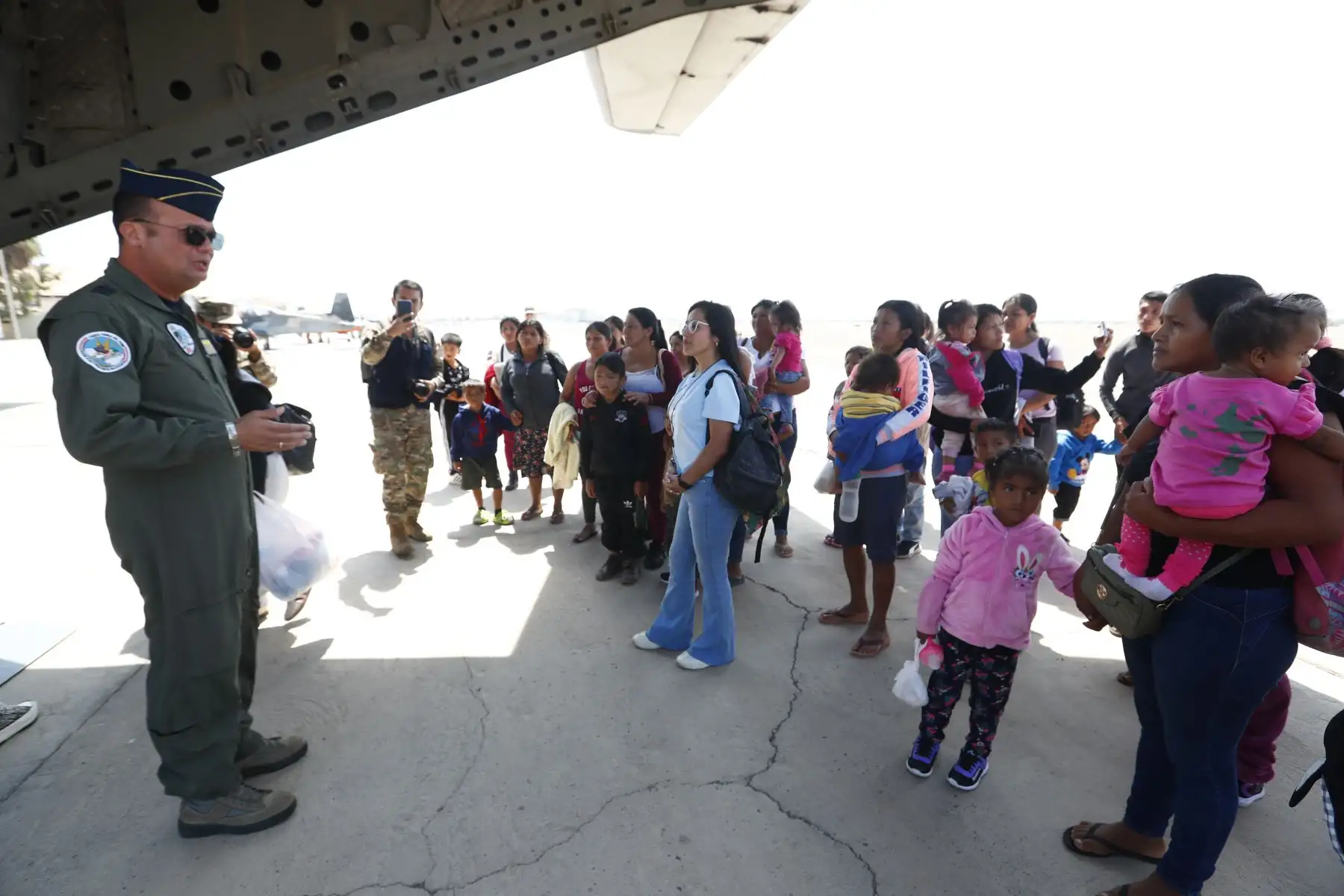 La Fuerza Aérea del Perú, a través de uno de sus aviones "Espartan", trasladó de Chiclayo a Pisco en dos grupos a 30 niños con labio leporino y paladar hendido, provenientes de la región Amazonas, para ser operados gratuitamente en el Hospital Regional de Ica. Foto: ANDINA/Daniel Bracamonte