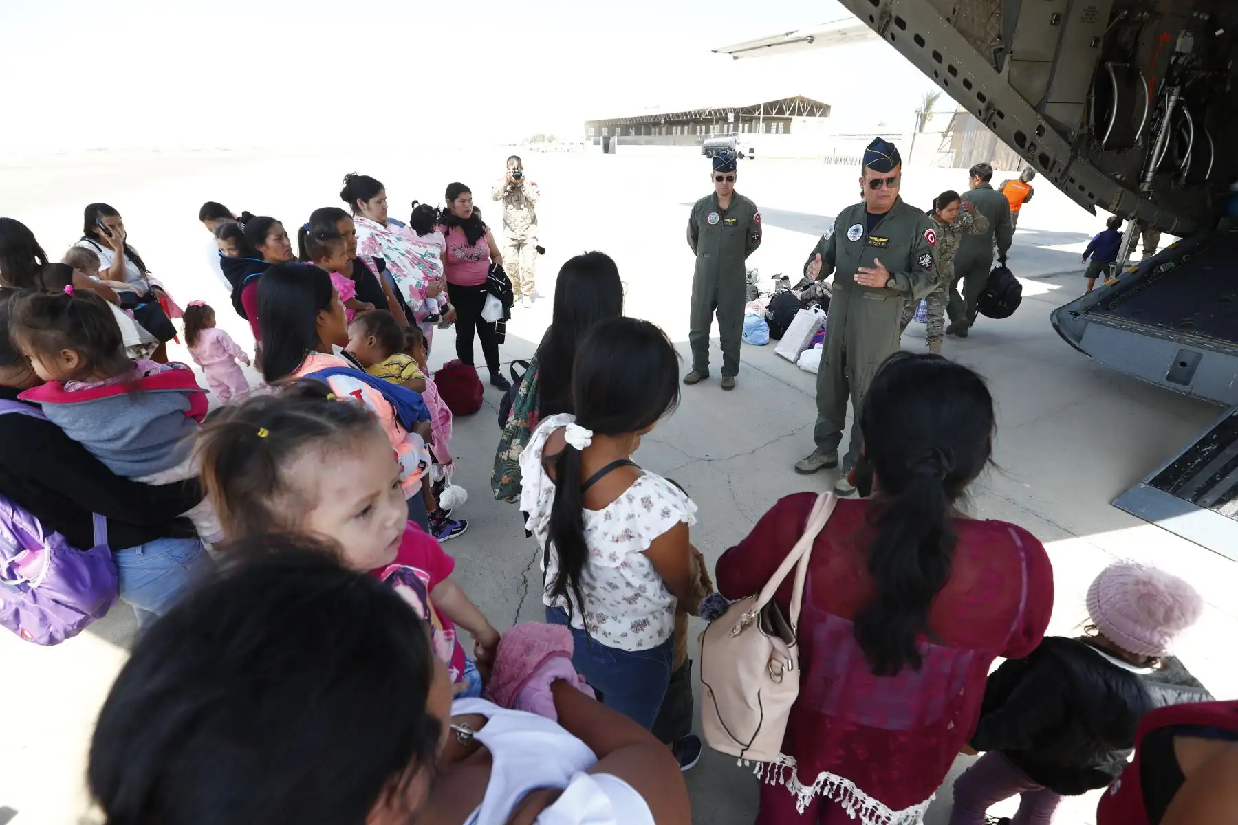 La Fuerza Aérea del Perú, a través de uno de sus aviones "Espartan", trasladó de Chiclayo a Pisco en dos grupos a 30 niños con labio leporino y paladar hendido, provenientes de la región Amazonas, para ser operados gratuitamente en el Hospital Regional de Ica. Foto: ANDINA/Daniel Bracamonte