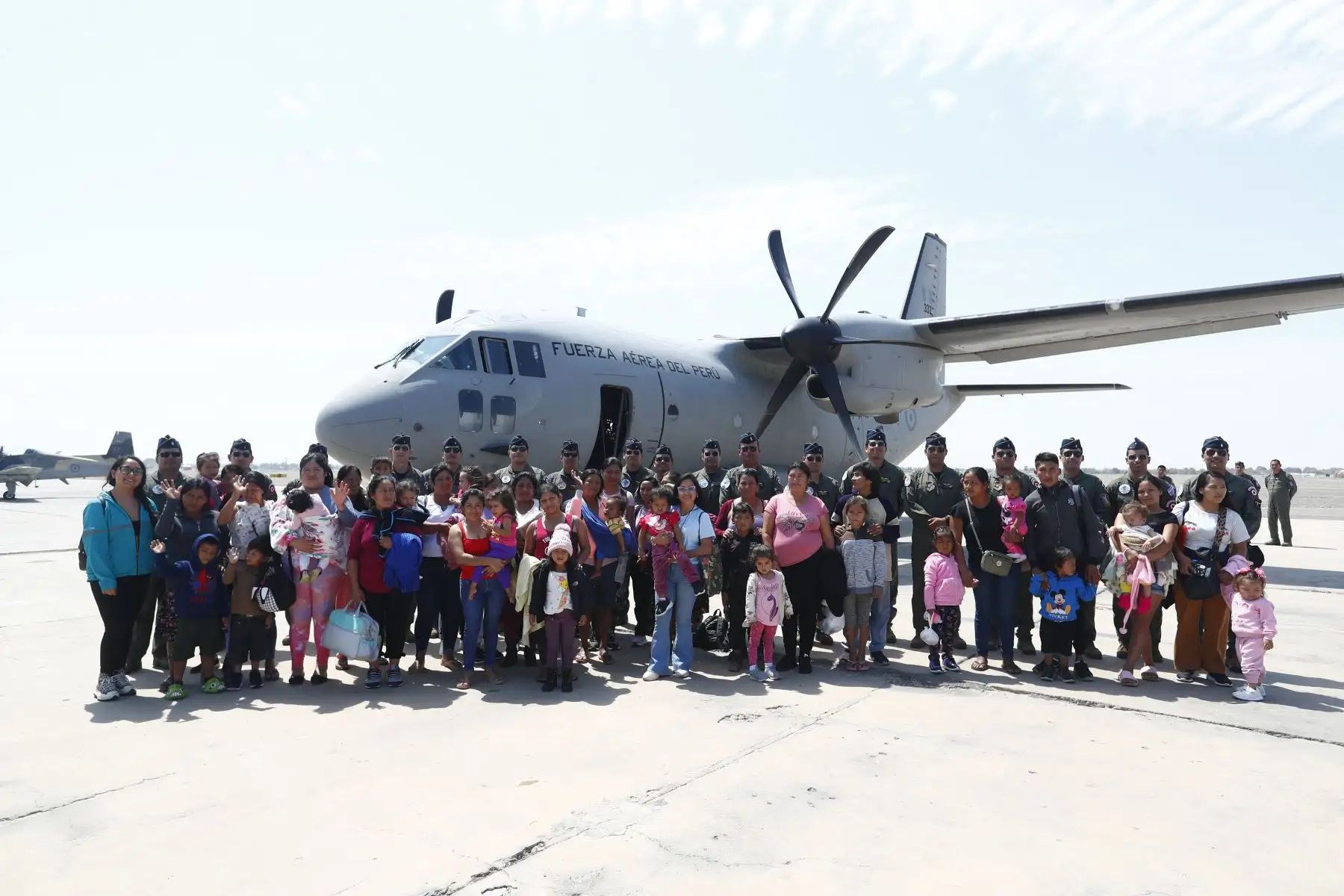 La Fuerza Aérea del Perú, a través de uno de sus aviones "Espartan", trasladó de Chiclayo a Pisco en dos grupos a 30 niños con labio leporino y paladar hendido, provenientes de la región Amazonas, para ser operados gratuitamente en el Hospital Regional de Ica. Foto: ANDINA/Daniel Bracamonte