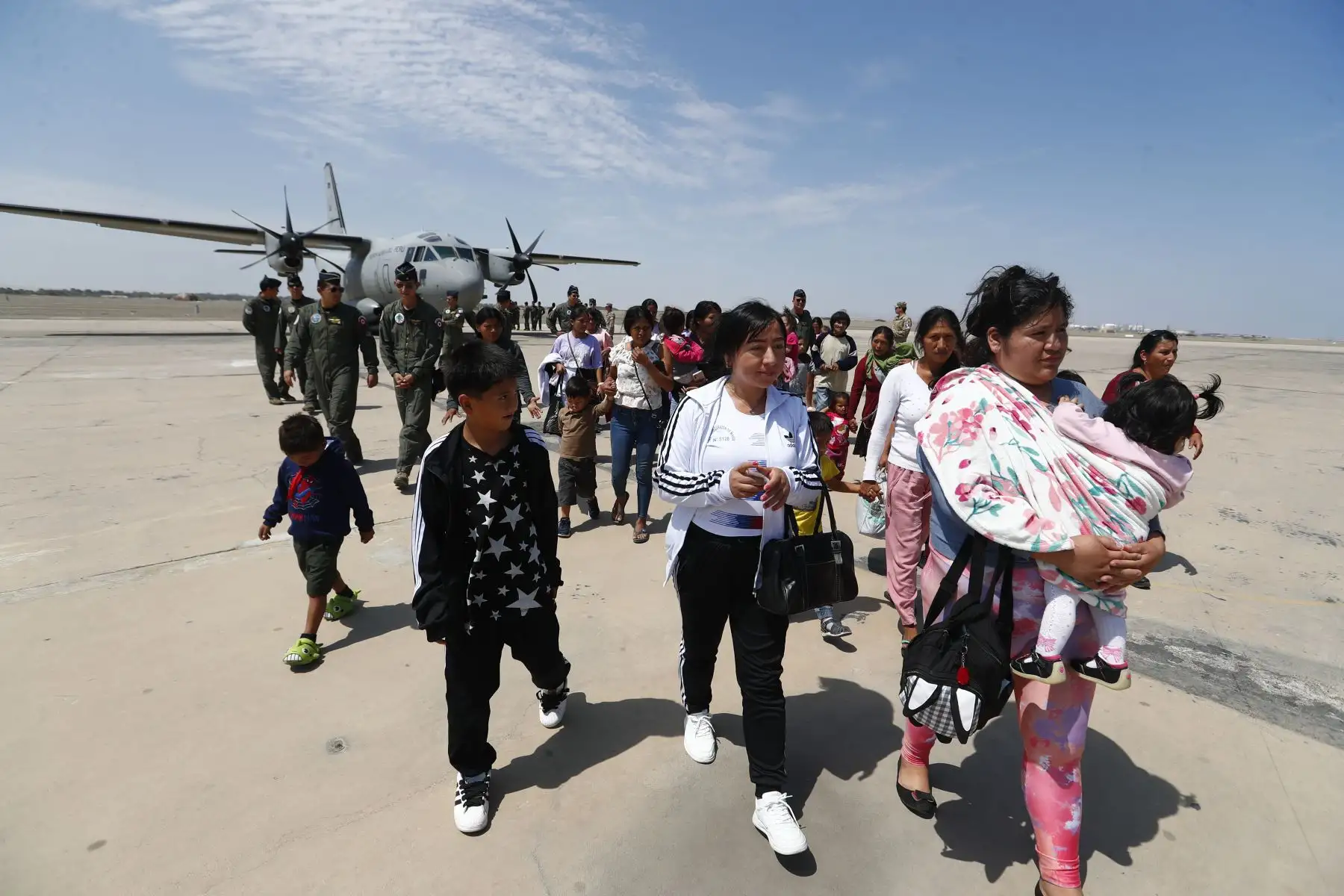 15 de los 30 niños con labio leporino y paladar hundido llegaron en avión de la Fuerza Aérea del Perú a la ciudad de Pisco, en la región Ica, el viernes 12 de abril, para ser operados gratuitamente en el Hospital Regional de Ica por médicos estadounidenses de la organización norteamericana Healing The Children, con el apoyo del Club Amazonas - USA y de la ONG Peruvian American Medical Society. Foto: ANDINA/Daniel Bracamonte