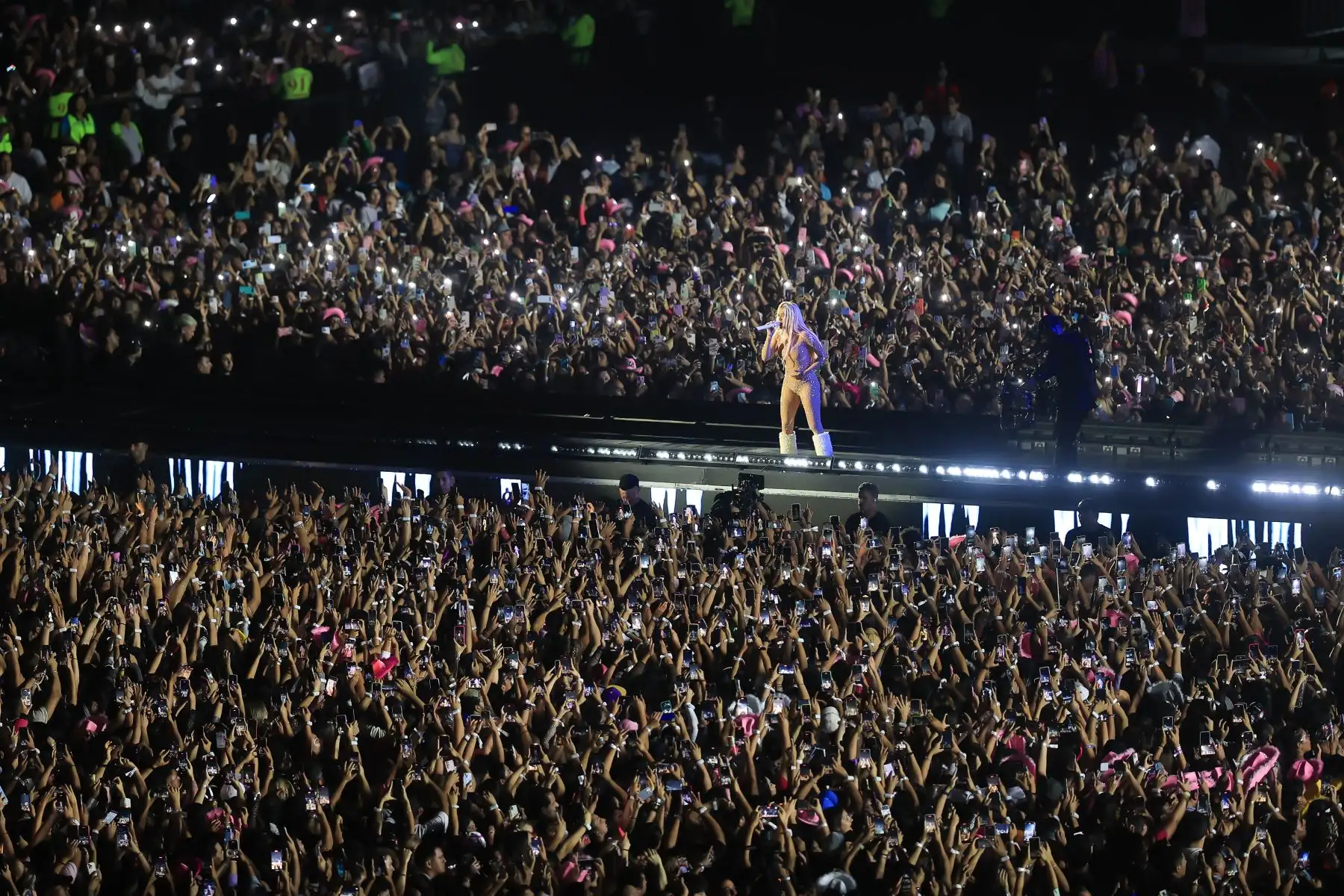 Karol G deleitó a miles de fans en su primer concierto de su gira 