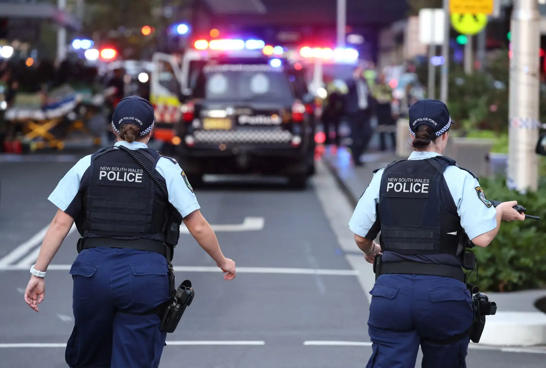 La policía acordona el centro comercial Westfield Bondi Junction después de un incidente de apuñalamiento en Sydney. La policía australiana dijo que había recibido informes de que "varias personas" fueron apuñaladas en un concurrido centro comercial de Sydney. Foto: ANDINA/AFP