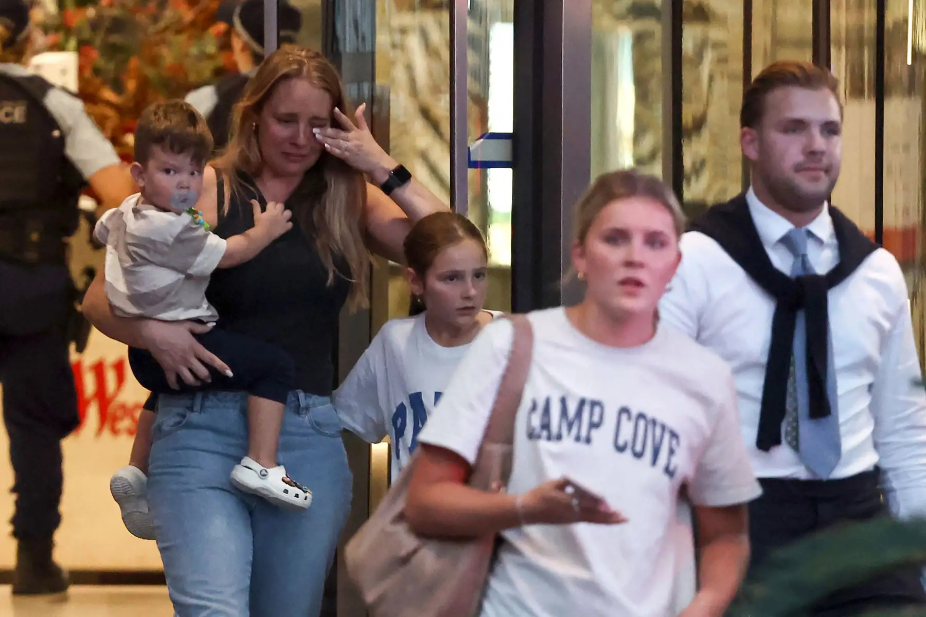 Las familias salen del centro comercial Westfield Bondi Junction después de un incidente de apuñalamiento en Sydney. La policía australiana  había recibido informes de que "varias personas" fueron apuñaladas en un concurrido centro comercial de Sydney. Foto: ANDINA/AFP