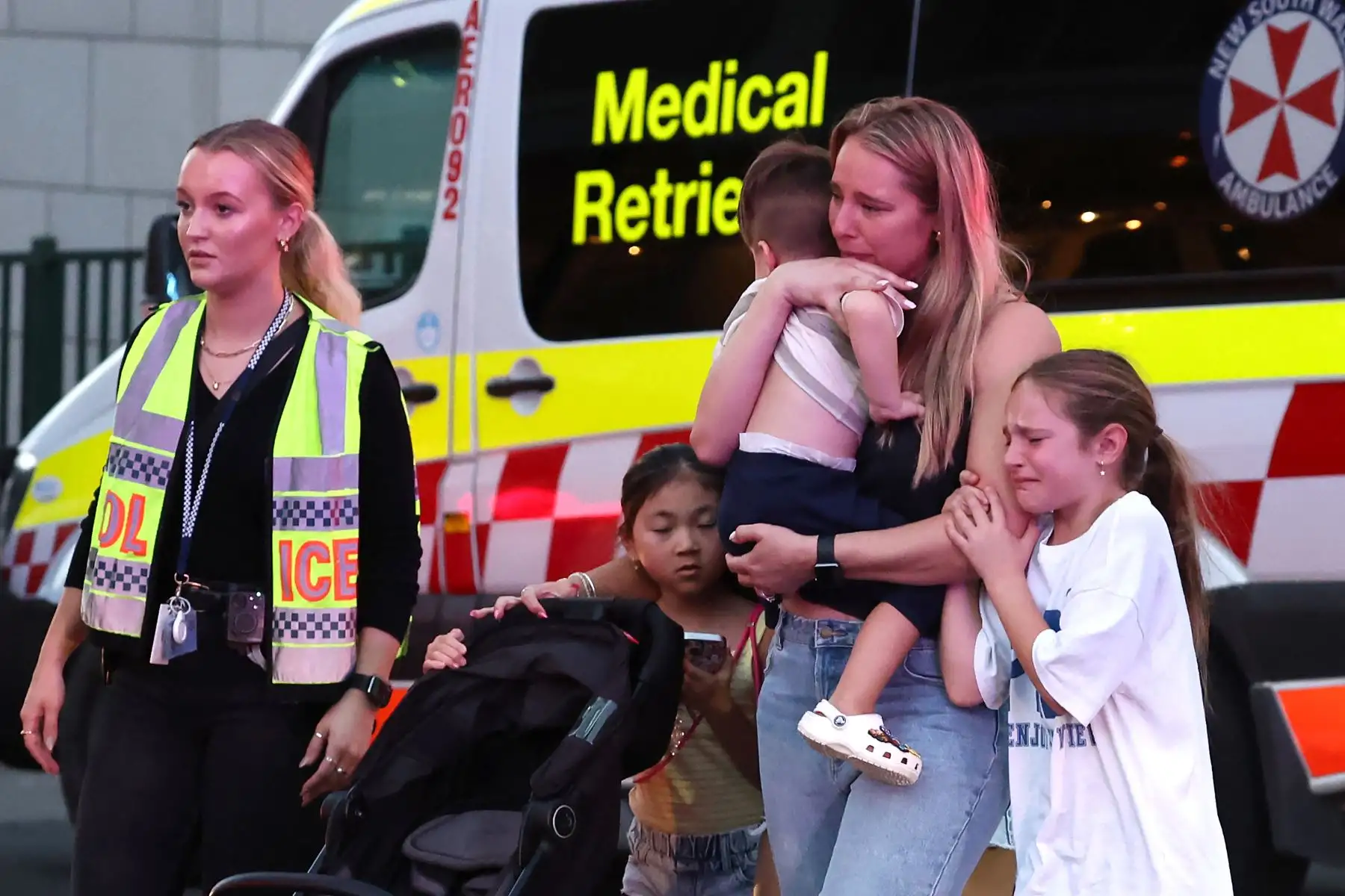 Las familias salen del centro comercial Westfield Bondi Junction después de un incidente de apuñalamiento en Sydney . La policía australiana había recibido informes de que "varias personas" fueron apuñaladas en un concurrido centro comercial de Sydney. Foto: ANDINA/AFP