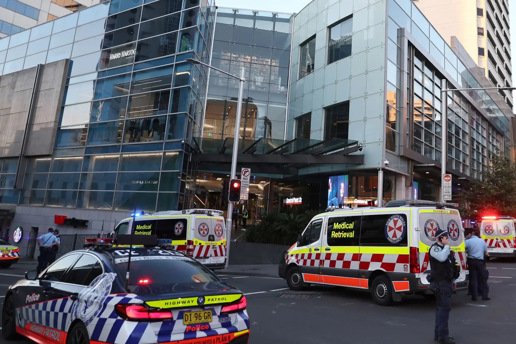 La policía acordona el centro comercial Westfield Bondi Junction después de un incidente de apuñalamiento en Sydney. La policía australiana había recibido informes de que "varias personas" fueron apuñaladas en un concurrido centro comercial de Sydney. Foto: ANDINA/AFP