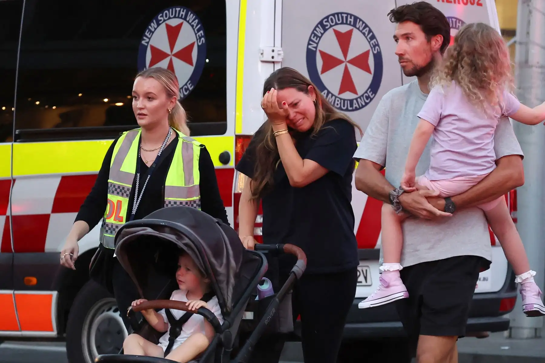 Una mujer llora al salir del centro comercial Westfield Bondi Junction después de un incidente de apuñalamiento en Sydney. La policía australiana dijo que había recibido informes de que "varias personas" fueron apuñaladas en un concurrido centro comercial de Sydney. . Foto: ANDINA/AFP