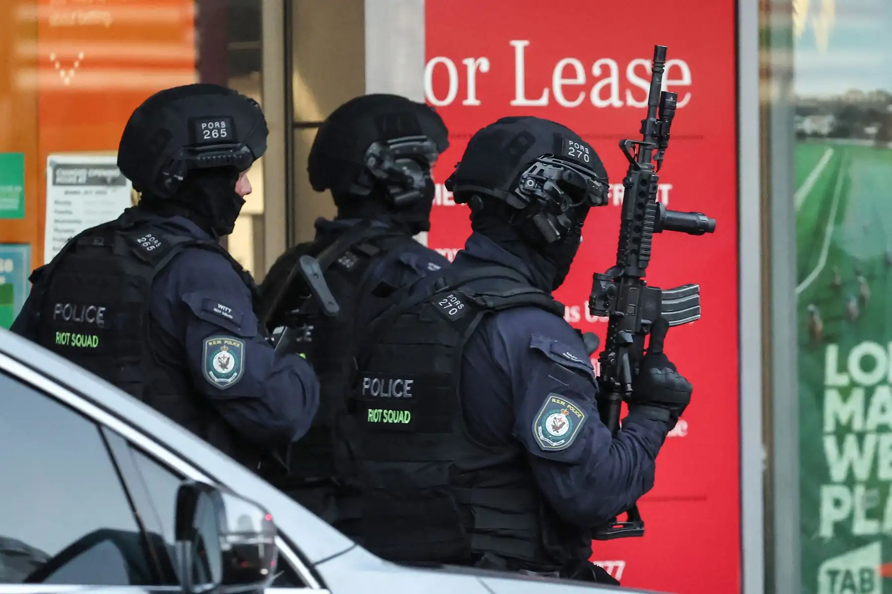 La policía ingresa al centro comercial Westfield Bondi Junction después de un incidente de apuñalamiento en Sydney. La policía australiana dijo que había recibido informes de que "varias personas" fueron apuñaladas en un concurrido centro comercial de Sydney. Foto:ANDINA/AFP
