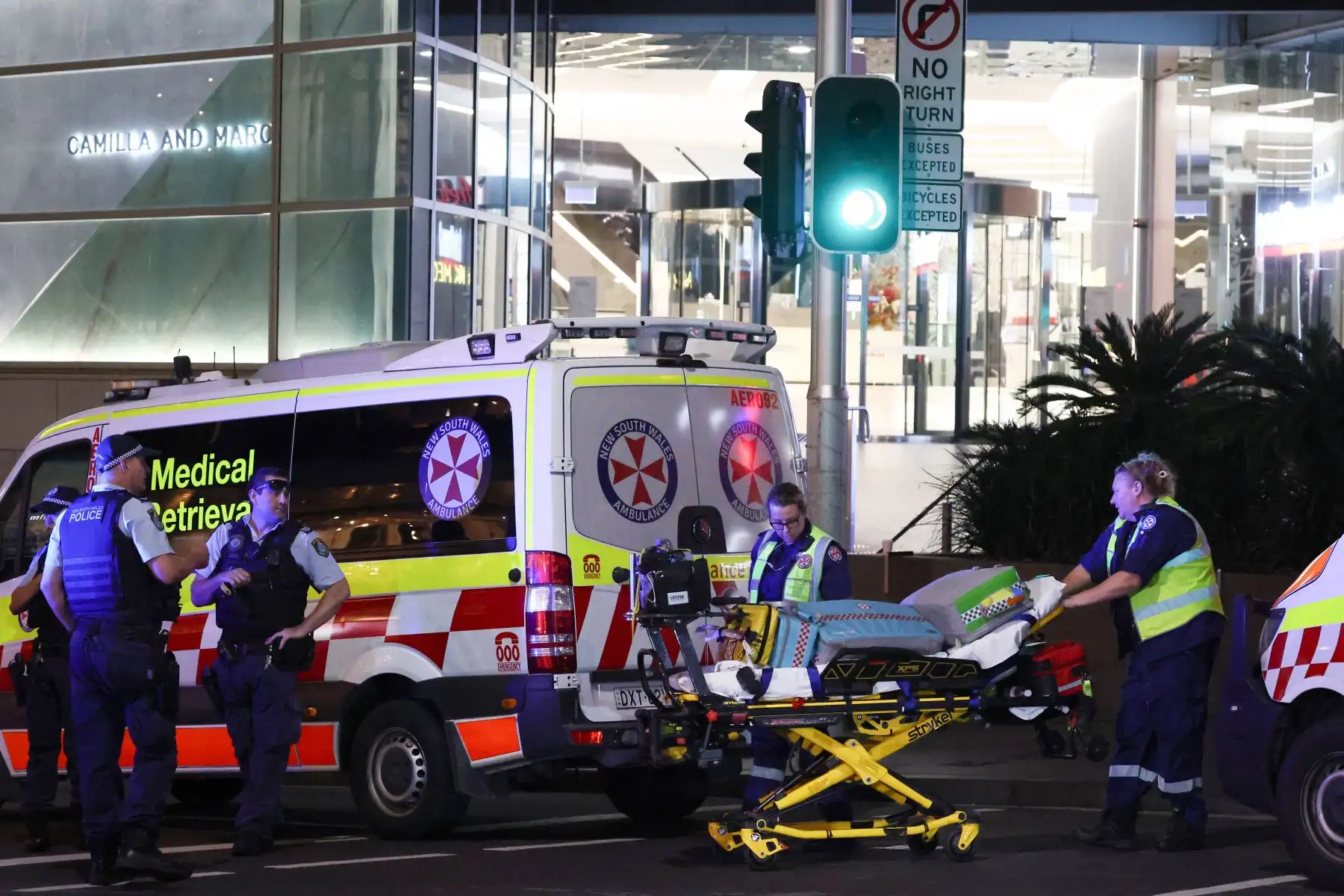 La policía ingresa al centro comercial Westfield Bondi Junction después de un incidente de apuñalamiento en Sydney. La policía australiana dijo que había recibido informes de que "varias personas" fueron apuñaladas en un concurrido centro comercial de Sydney. Foto: ANDINA/AFP