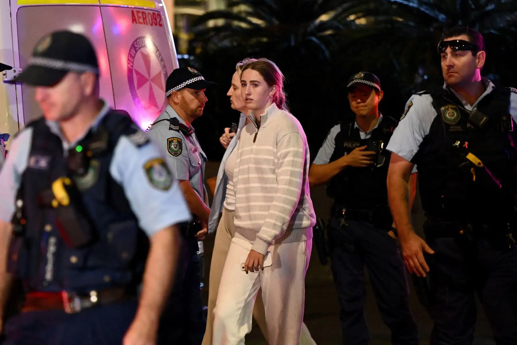 En Sydney, Australia. Nueva Gales del Sur La policía confirmó que al menos cinco personas murieron tras un ataque con cuchillo perpetrado por un hombre que luego fue asesinado a tiros por la policía. Varios otros fueron hospitalizados y algunos en condiciones críticas. Foto: ANDINA/EFE