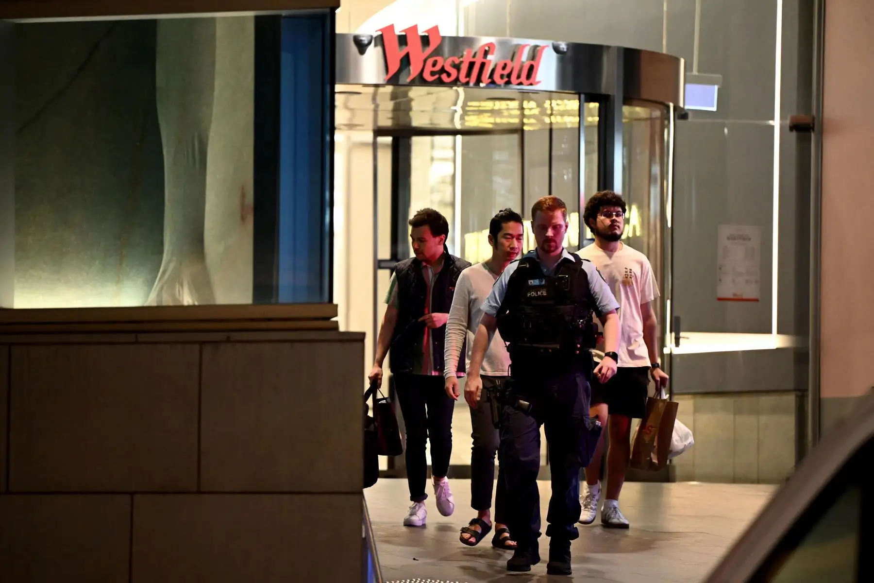 En Sydney, Australia, Nueva Gales del Sur La policía confirmó que al menos cinco personas murieron tras un ataque con cuchillo perpetrado por un hombre que luego fue asesinado a tiros por la policía. Varios otros fueron hospitalizados y algunos en condiciones críticas. Foto: ANDINA/ EFE