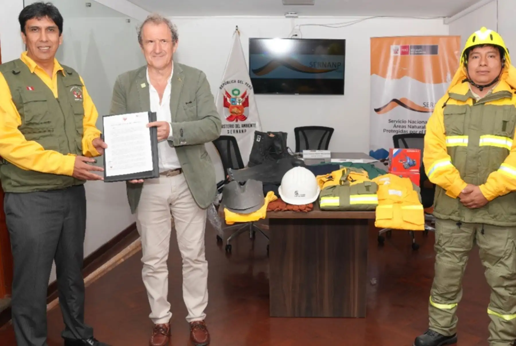 En el marco de la colaboración público-privada para apoyar en la prevención, control e instrucción ante incendios forestales en el Perú, el Servicio Nacional de Áreas Naturales Protegidas por el Estado (Sernanp) recibió en donación modernos equipos e implementos para protección personal y herramientas especializadas para dar respuesta oportuna a los incendios forestales.