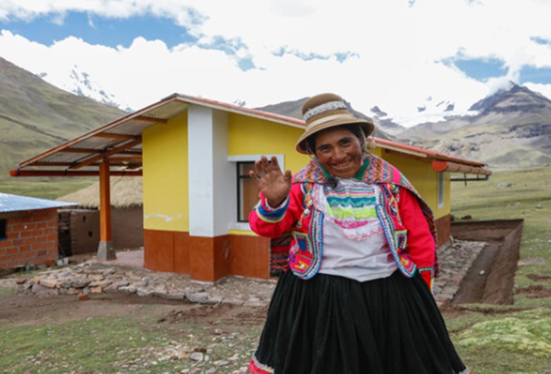 Con el propósito de mejorar la calidad de vida de las familias afectadas por las heladas y el friaje, el Ministerio de Vivienda, Construcción y Saneamiento, entregó 810 viviendas rurales, construidas a través de la estrategia Wasiymi, en la región Cusco.