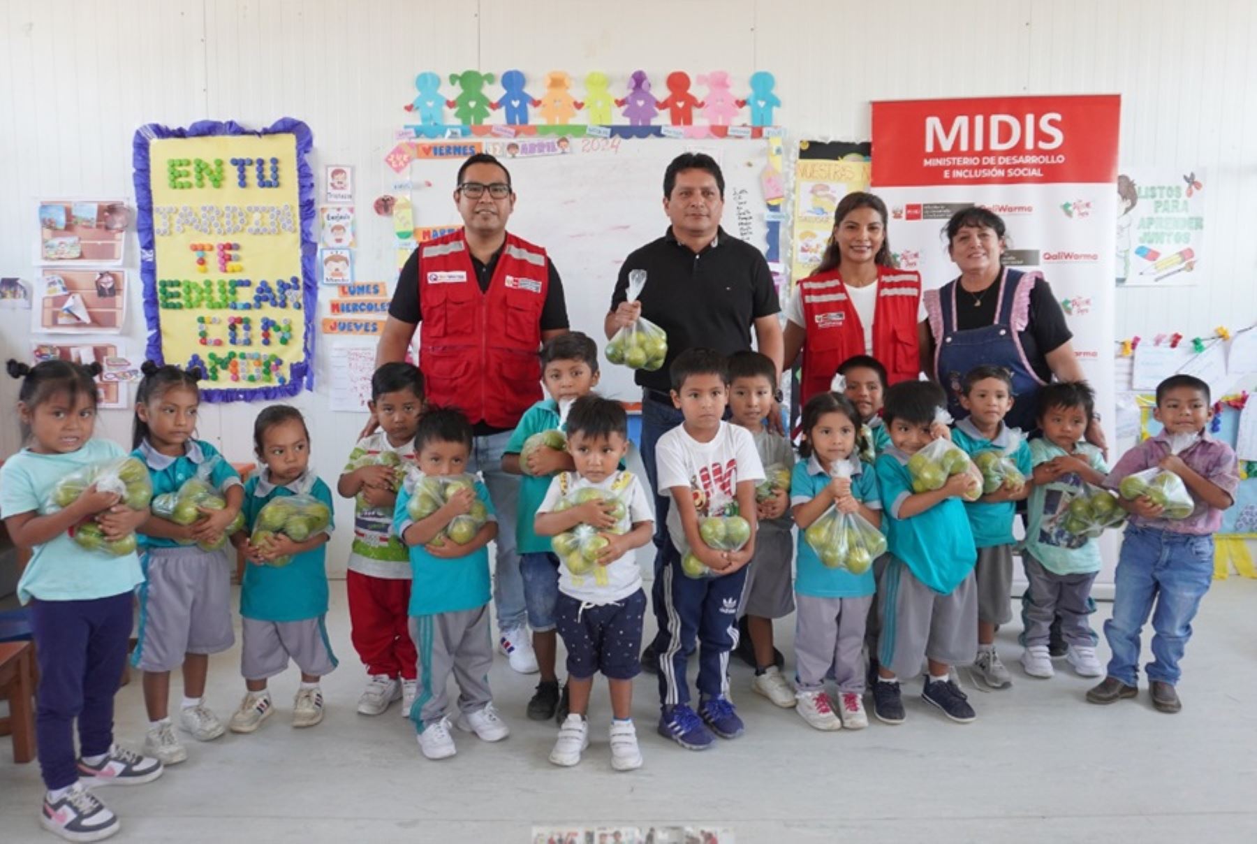 En cumplimiento al compromiso asumido, la Municipalidad Distrital de Monsefú entregó frutas frescas para potenciar el servicio alimentario escolar brindado por el Programa Nacional de Alimentación Escolar Qali Warma, del Ministerio de Desarrollo e Inclusión Social