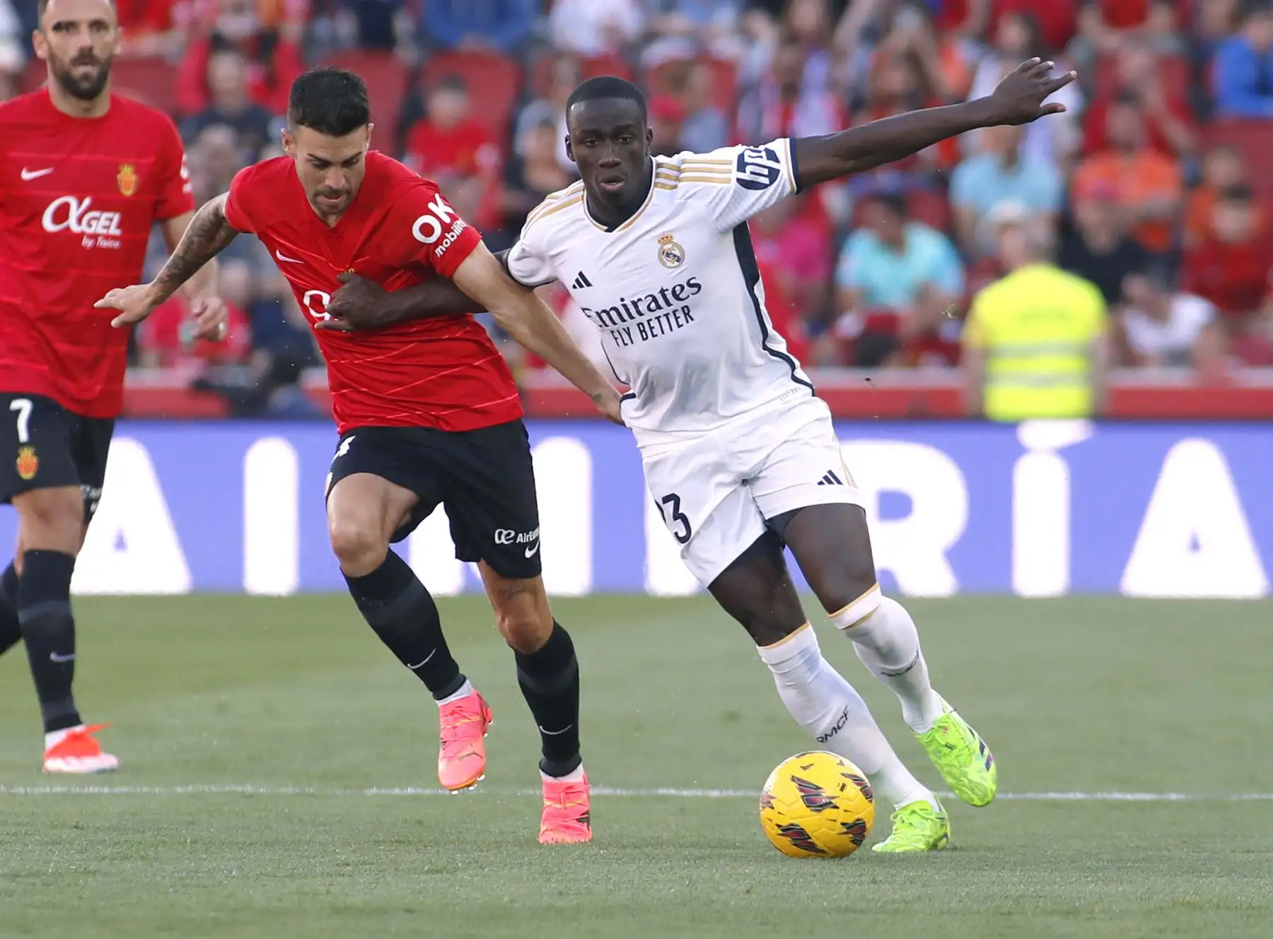 El centrocampista español del Real Mallorca Daniel Rodríguez compite con el defensa francés del Real Madrid Ferland Mendy durante el partido de fútbol de la liga española entre el RCD Mallorca y el Real Madrid. Foto: ANDINA//AFP