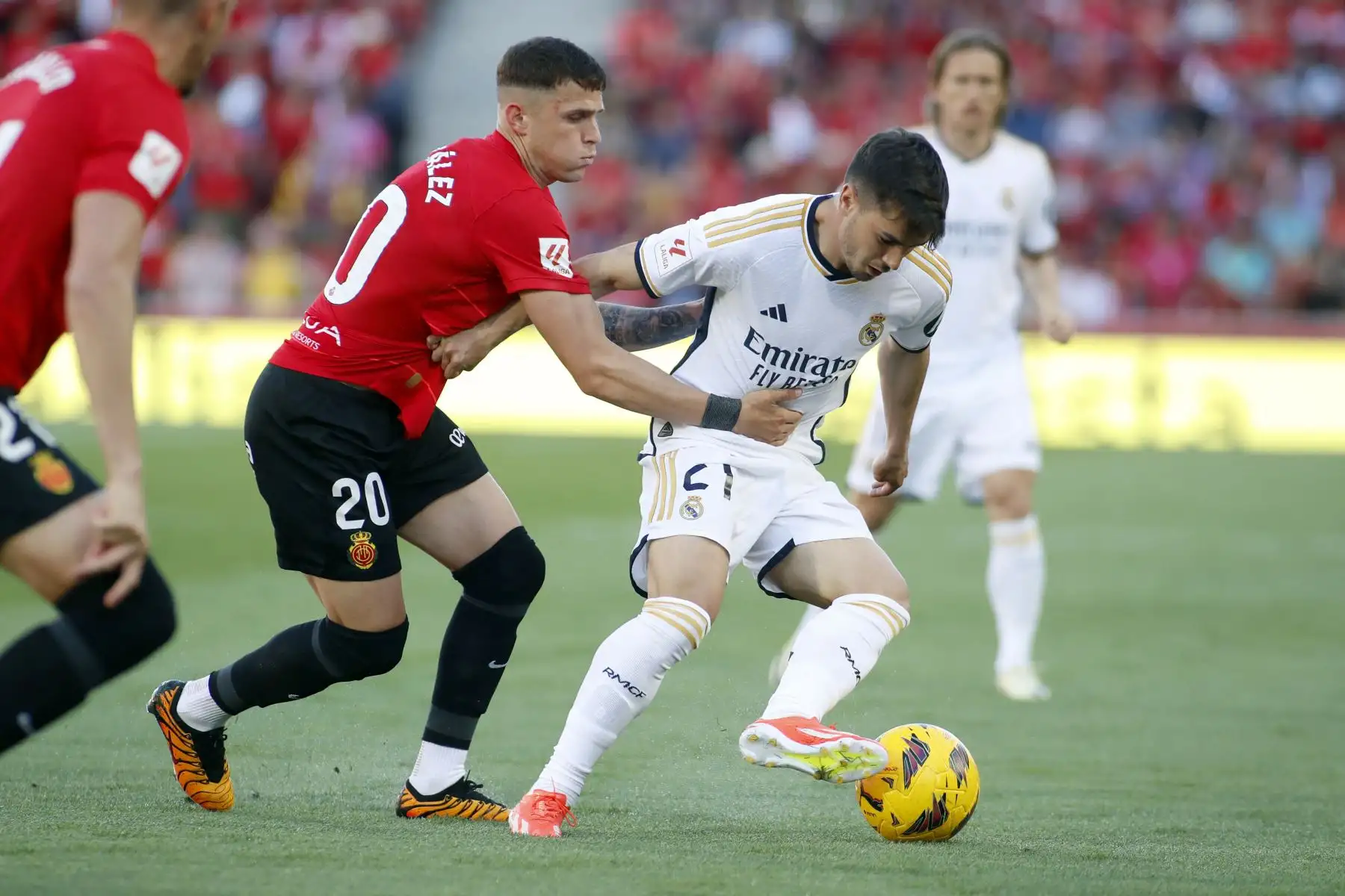 El defensor uruguayo del Real Mallorca Giovanni González  compite con el mediocampista español del Real Madrid  Brahim Díaz durante el partido de fútbol de la liga española entre el RCD Mallorca y el Real Madrid. Foto: ANDINA//AFP