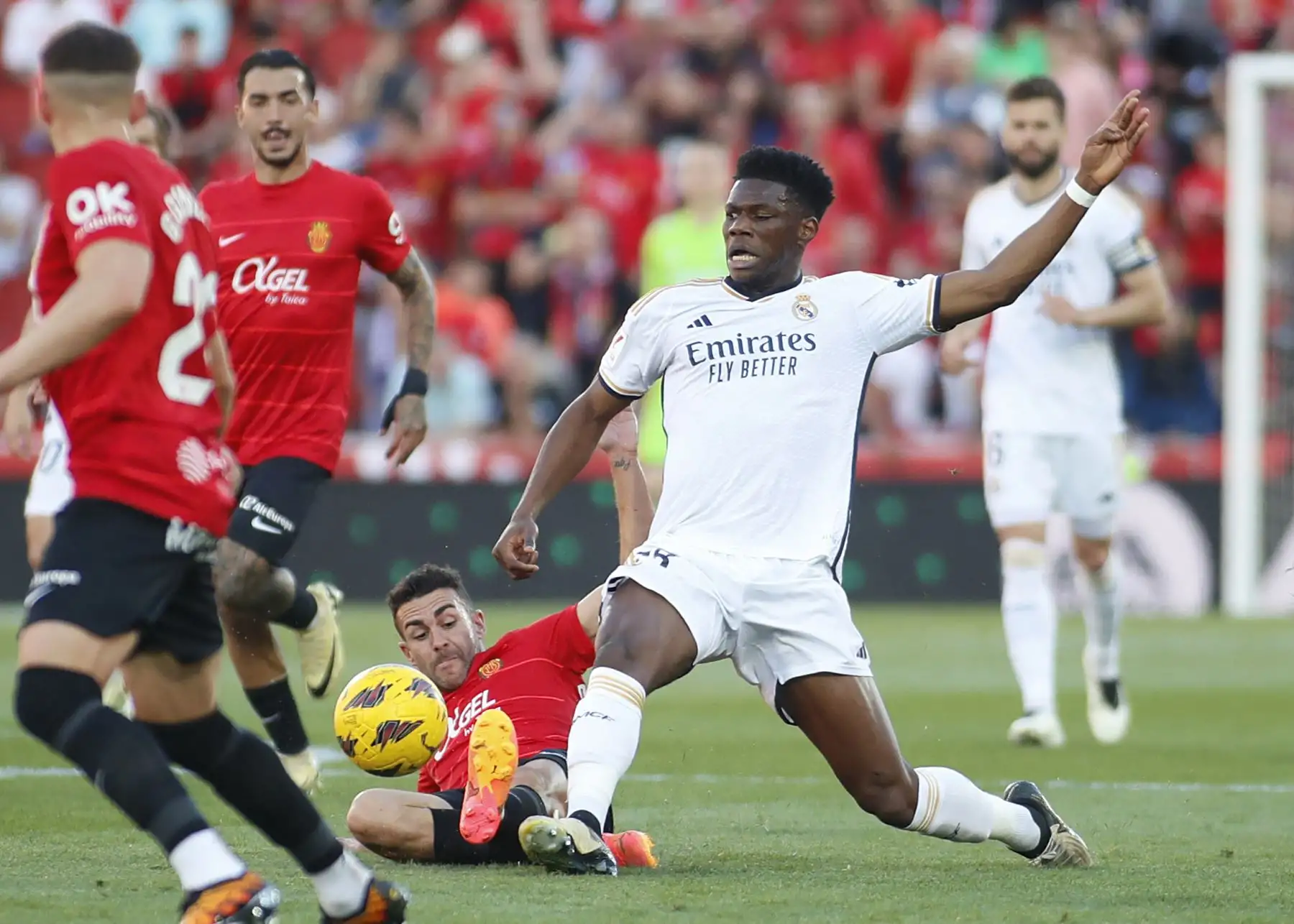 El mediocampista francés del Real Madrid Aurelien Tchouameni compite con el mediocampista español del Real Mallorca Daniel Rodríguez durante el partido de fútbol de la liga española entre el RCD Mallorca y el Real Madrid. 
Foto: ANDINA/AFP