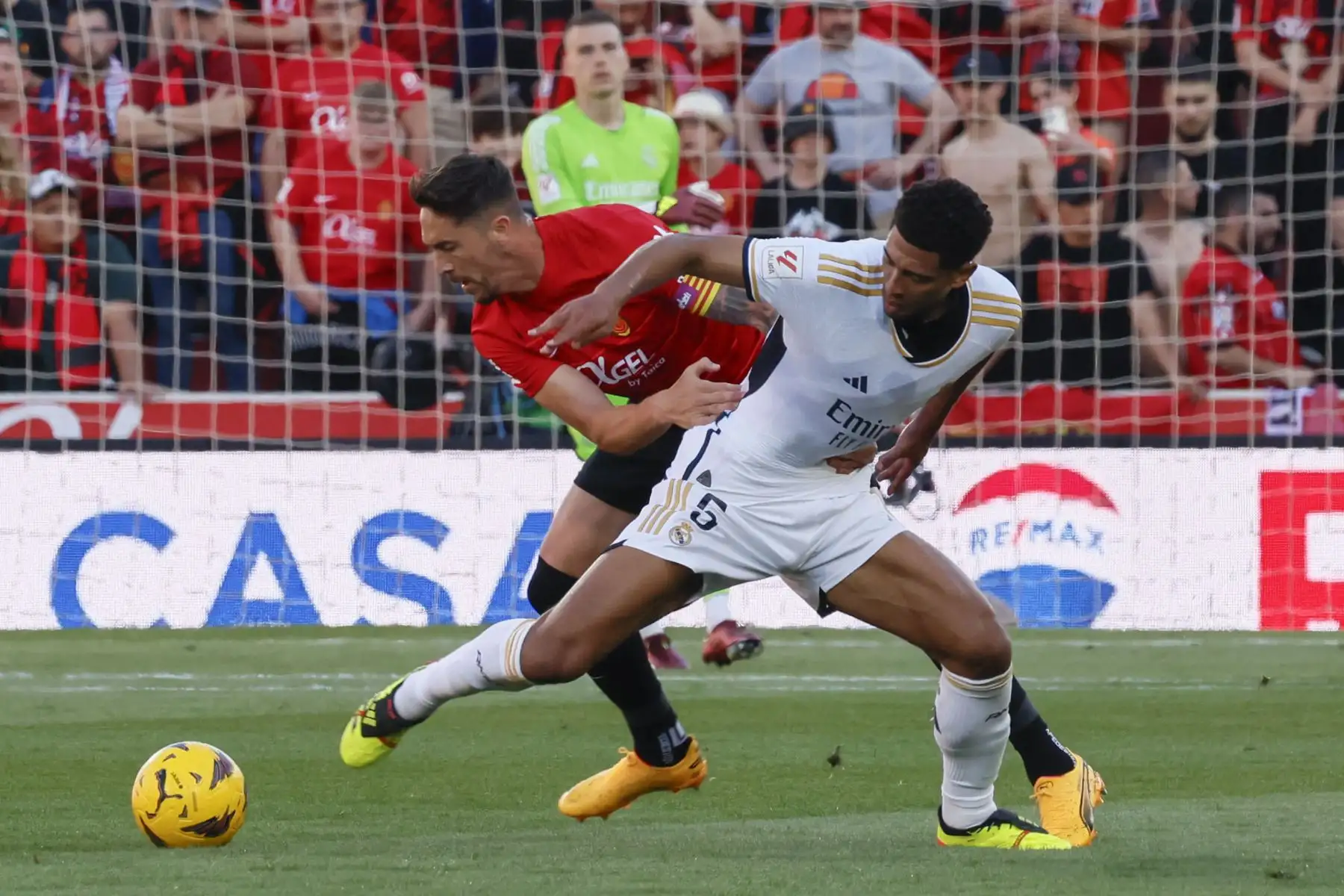 El centrocampista inglés del Real Madrid, Jude Bellingham, intenta llevarse el balón ante la defensa del Mallorca, Antonio Raillo, durante el encuentro correspondiente a la jornada 31 de primera división que disputan Mallorca y Real Madrid. Foto: ANDINA/ EFE