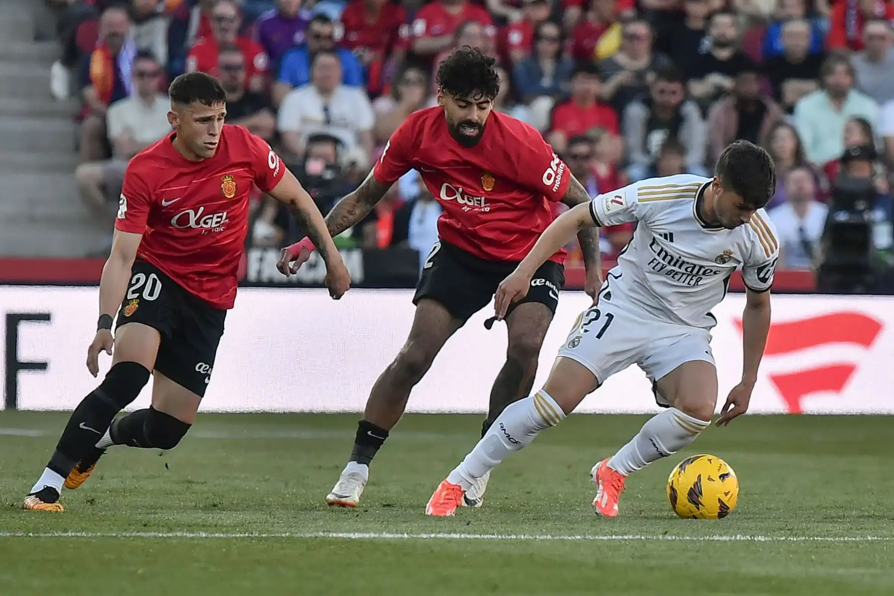 El centrocampista del Real Madrid, Brahim Díaz, se lleva el balón ante los defensores del Mallorca durante el encuentro correspondiente a la jornada 31 de primera división que disputan Mallorca y Real Madrid.  
Foto: ANDINA/EFE