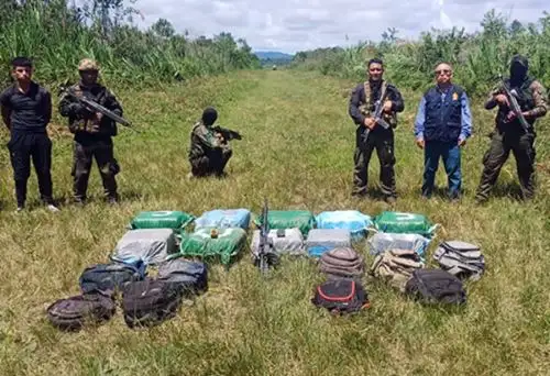La lucha constante contra el narcotráfico permitió a la Policía Nacional del Perú (PNP), a través de la Dirección Antidrogas (Dirandro), asestar más golpes a las organizaciones criminales dedicadas a este delito, con el decomiso de 629.016 kilos de alcaloide de cocaína, durante tres intervenciones ejecutadas en menos de 24 horas en Madre de Dios, Cañete y Puno.