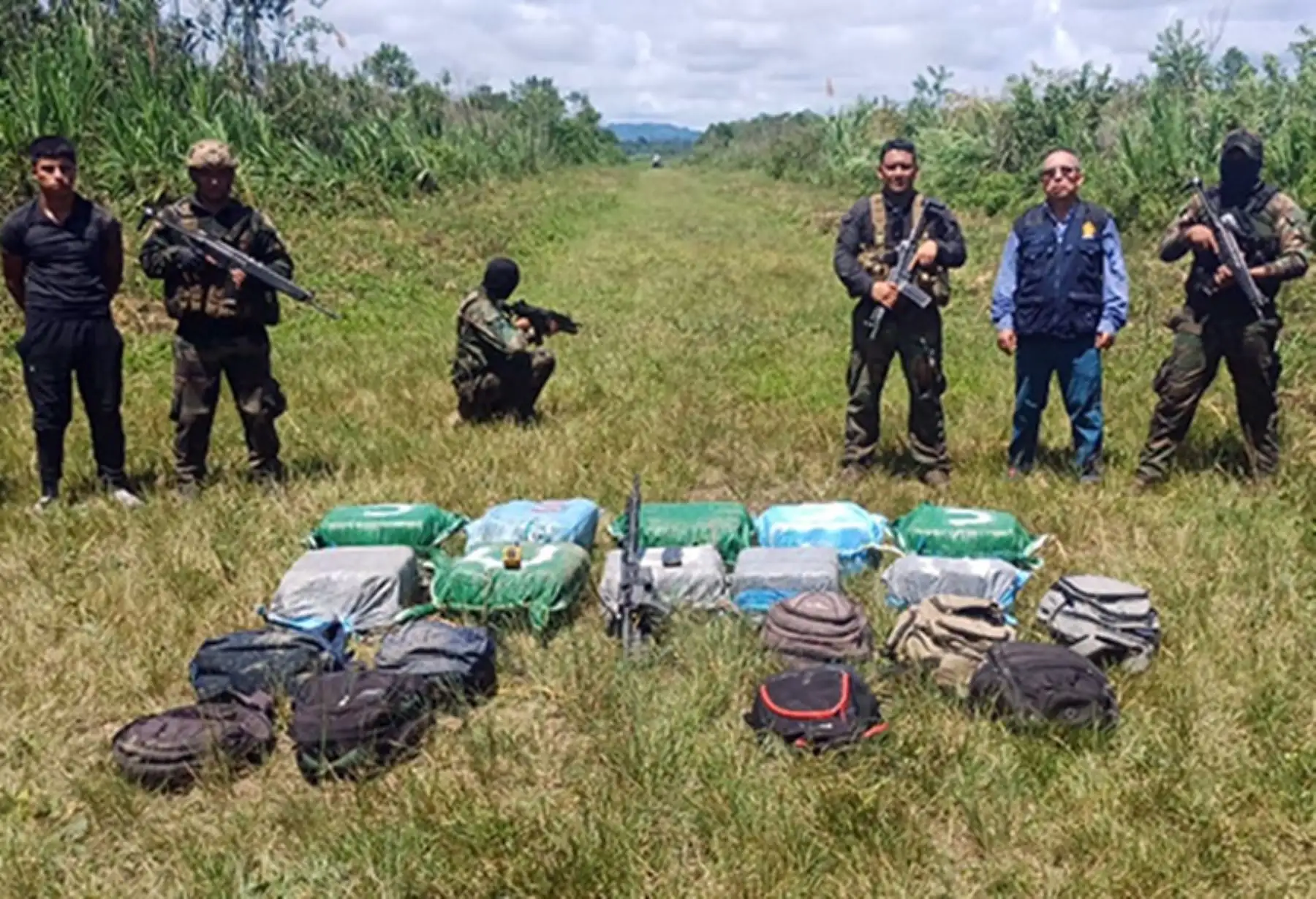 La lucha constante contra el narcotráfico permitió a la Policía Nacional del Perú (PNP), a través de la Dirección Antidrogas (Dirandro), asestar más golpes a las organizaciones criminales dedicadas a este delito, con el decomiso de 629.016 kilos de alcaloide de cocaína, durante tres intervenciones ejecutadas en menos de 24 horas en Madre de Dios, Cañete y Puno.