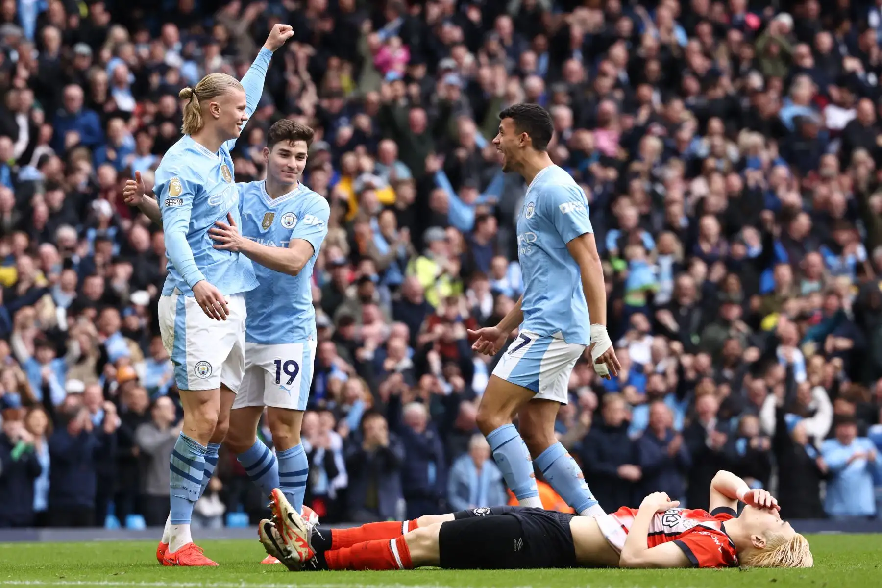 El delantero noruego del Manchester City Erling Haaland  reacciona después de que su disparo sea desviado hacia la red por el defensor japonés del Luton Town  Daiki Hashioka  para un autogol durante el partido de fútbol de la Premier League inglesa entre Manchester City y Luton Ciudad en el estadio Etihad de Manchester, noroeste de Inglaterra. Foto: ANDINA/ AFP