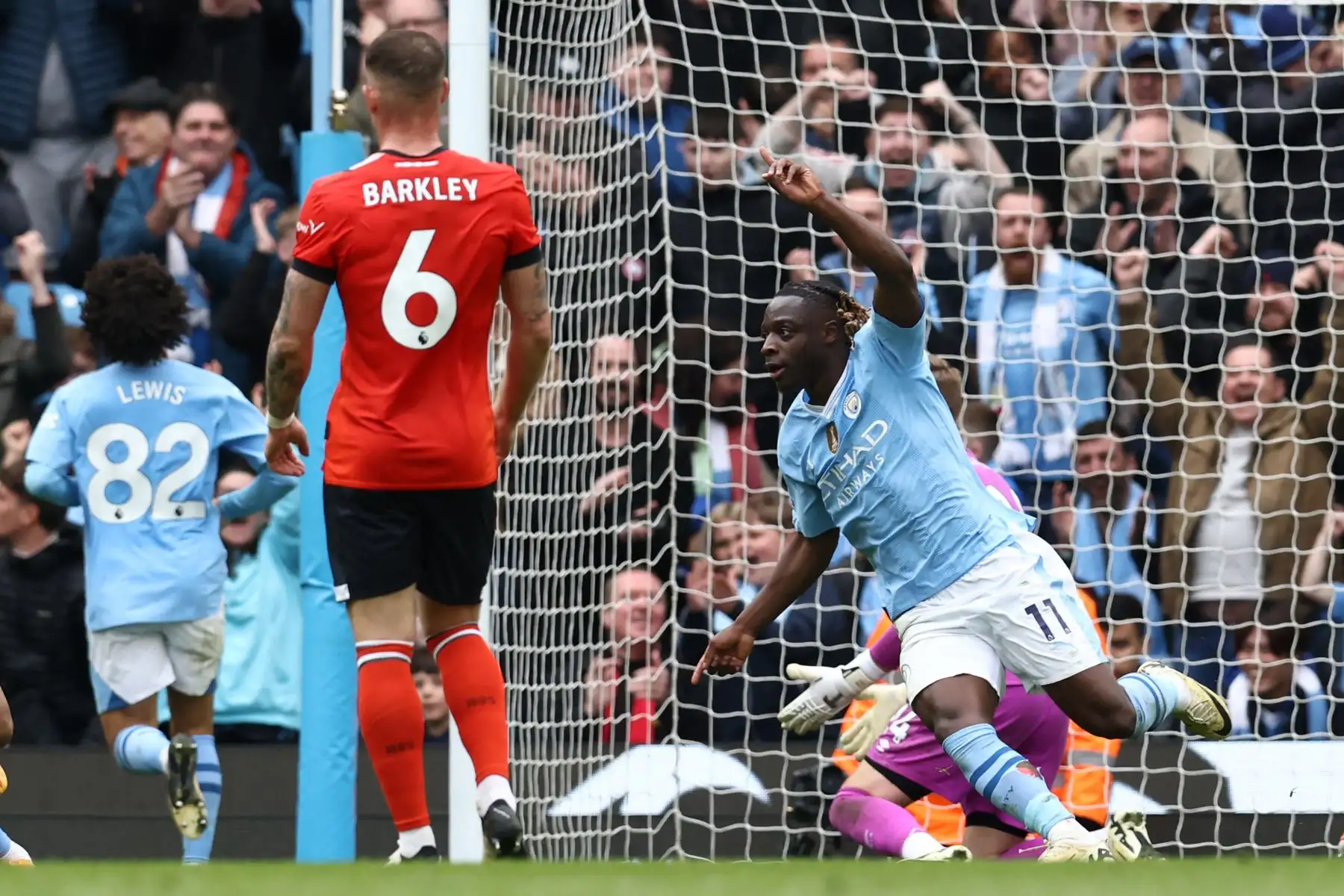 El centrocampista belga del Manchester City Jeremy Doku celebra después de marcar su cuarto gol durante el partido de fútbol de la Premier League inglesa entre Manchester City y Luton Town en el estadio Etihad de Manchester, noroeste de Inglaterra. Foto: ANDINA/AFP