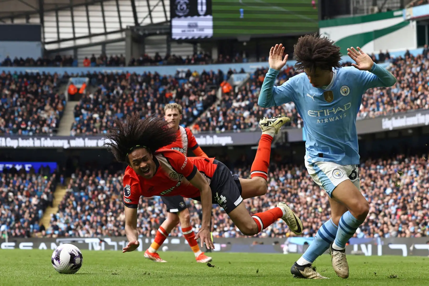 El centrocampista holandés de Luton Town Tahith Chong está ensuciado por el defensor inglés de Manchester City Rico Lewis durante el partido de fútbol de la Liga Premier inglesa entre Manchester City y Luton Town en el estadio Etihad de Manchester, noroeste de Inglaterra. Foto: ANDINA/AFP