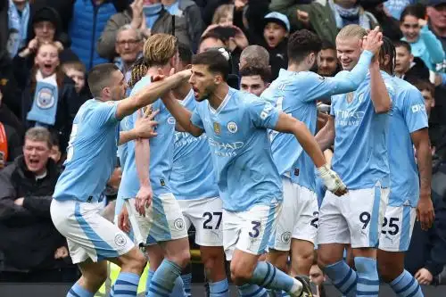 El delantero noruego del Manchester City Erling Haaland celebra con sus compañeros de equipo después de anotar su tercer gol desde el punto penal durante el partido de fútbol de la Premier League inglesa entre Manchester City y Luton Town en el estadio Etihad de Manchester, noroeste de Inglaterra. Foto: ANDINA/AFP