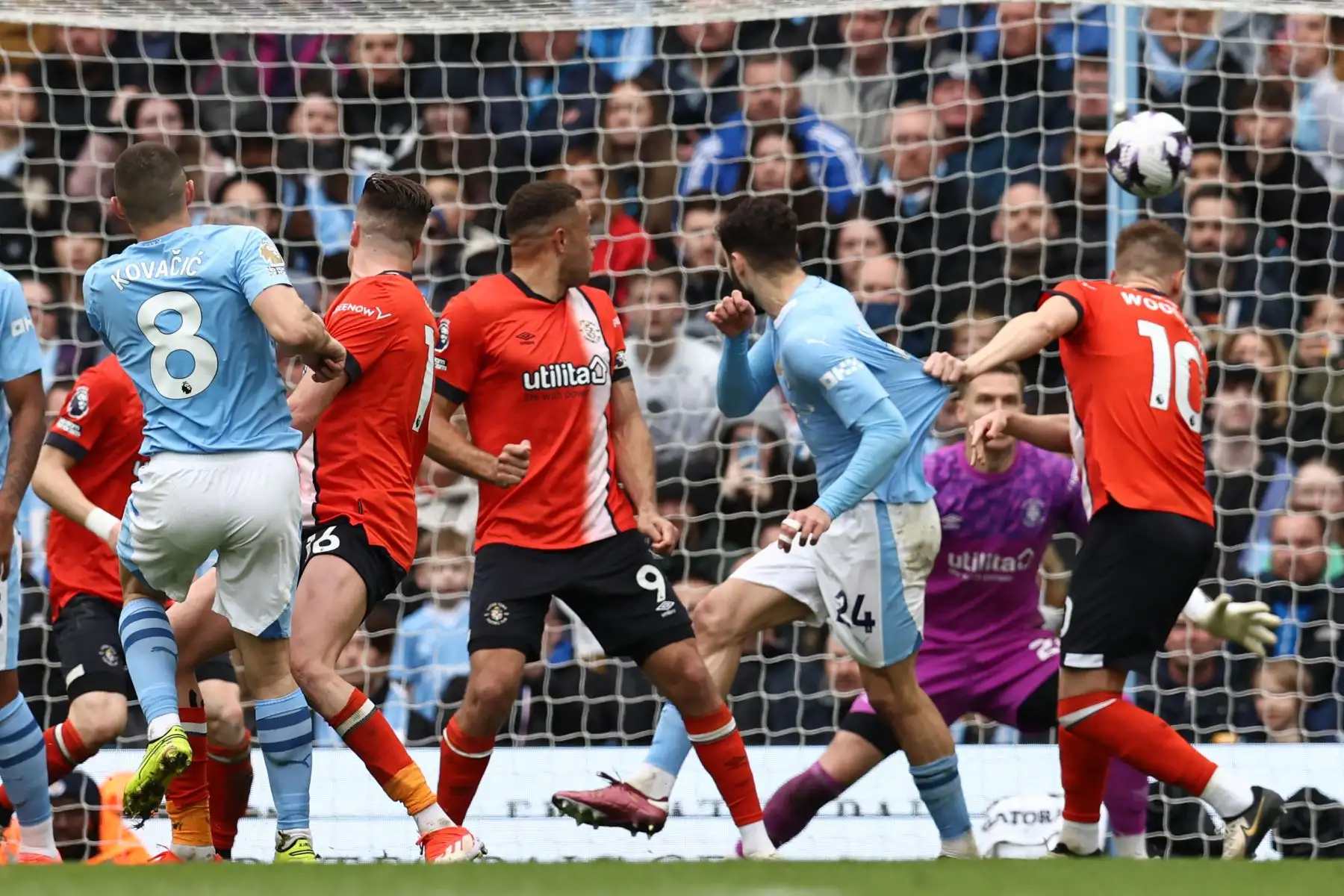 El centrocampista croata del Manchester City  Mateo Kovacic dispara para marcar su segundo gol durante el partido de fútbol de la Premier League inglesa entre Manchester City y Luton Town en el estadio Etihad de Manchester, noroeste de Inglaterra. Foto: ANDINA/ AFP