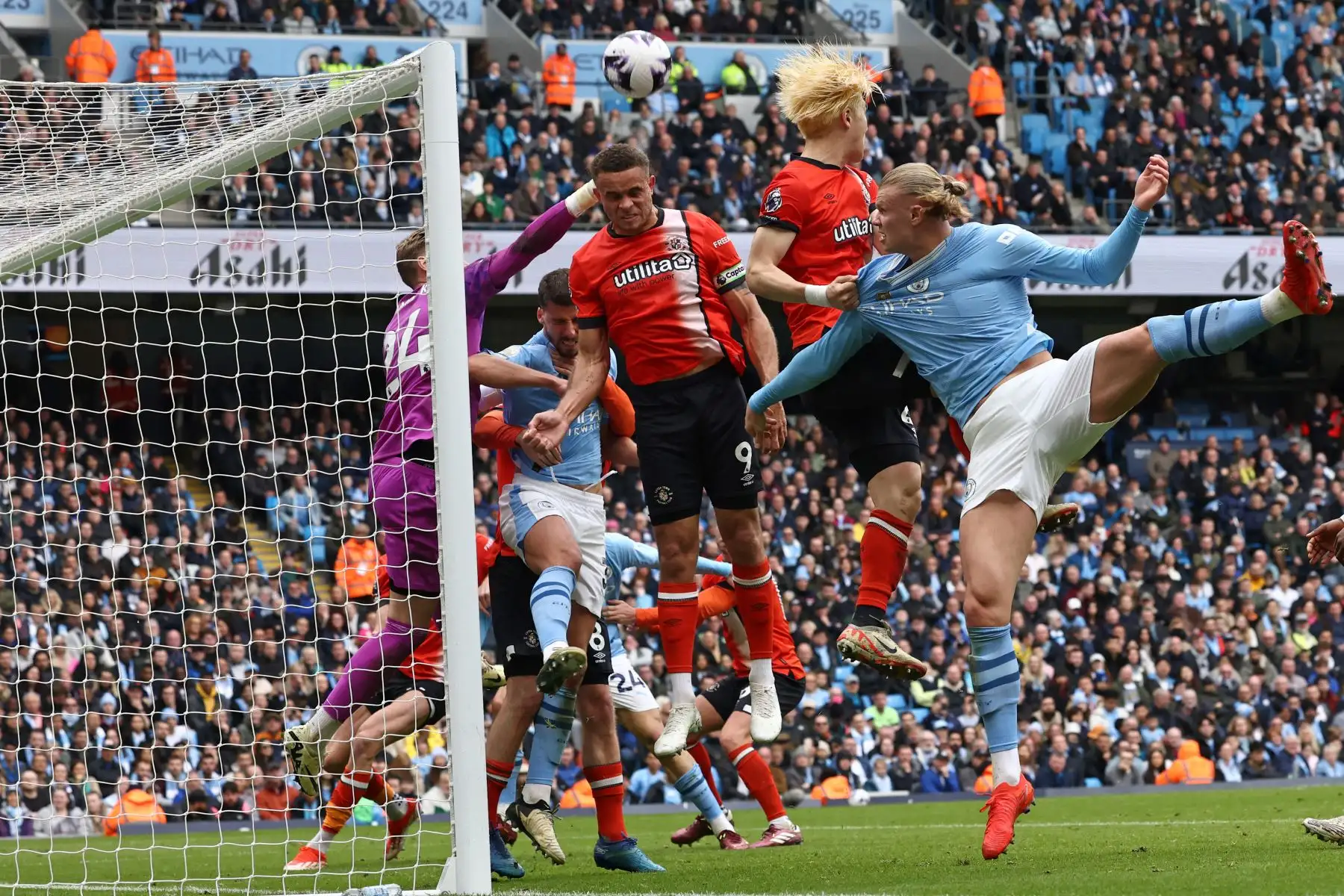 El portero belga de Luton Town, Thomas Kaminski , golpea el balón durante el partido de fútbol de la Premier League inglesa entre Manchester City y Luton Town en el estadio Etihad de Manchester, noroeste de Inglaterra. Foto: ANDINA/AFP