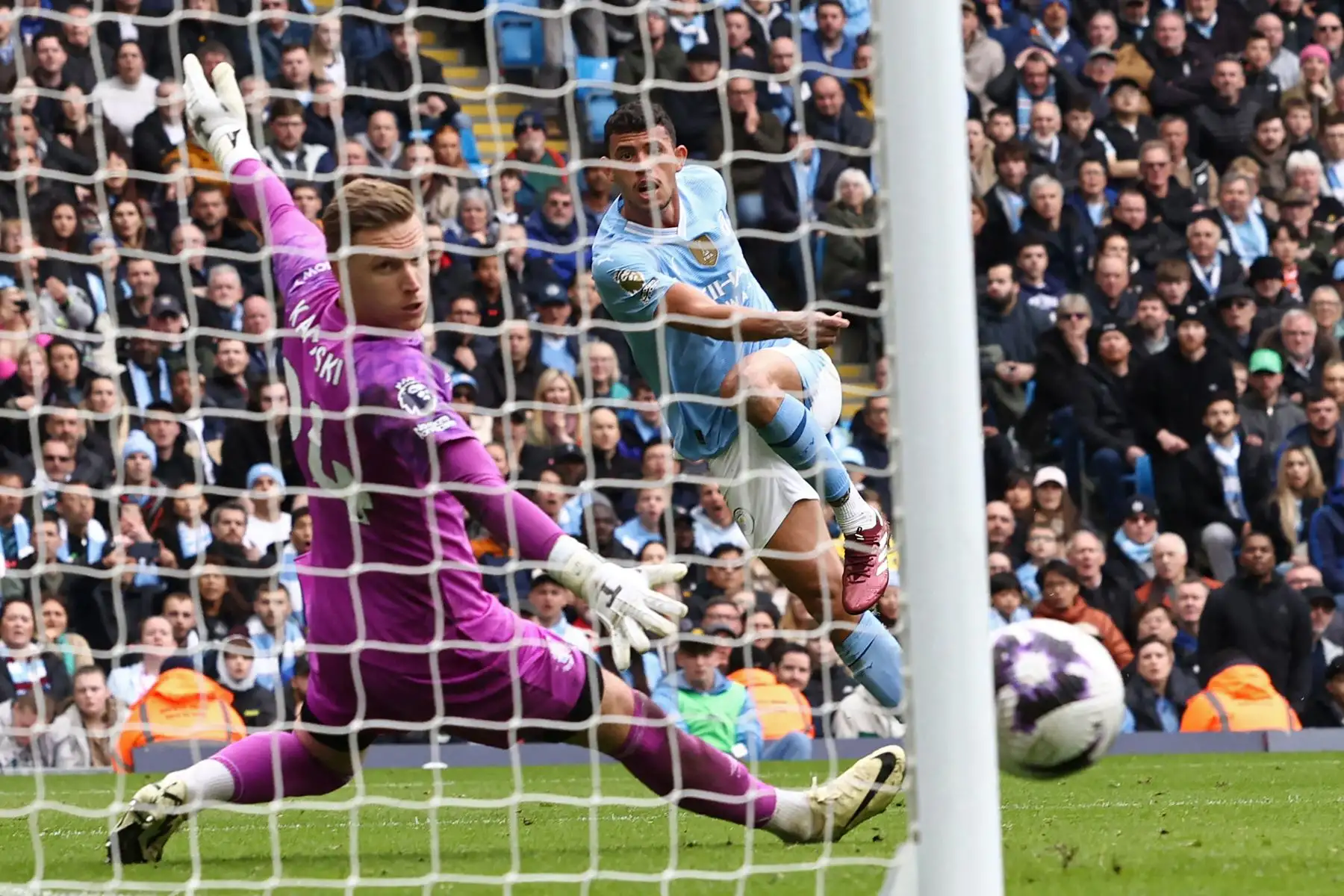El centrocampista portugués del Manchester City Matheus Nunes golpea el poste con este disparo durante el partido de fútbol de la Premier League inglesa entre Manchester City y Luton Town en el estadio Etihad de Manchester, noroeste de Inglaterra. Foto: ANDINA/AFP
