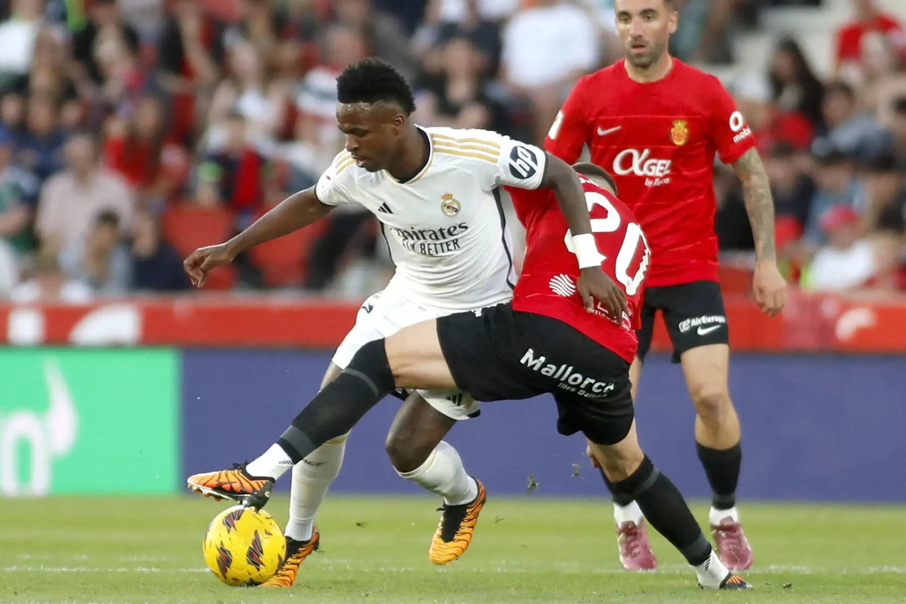 El delantero brasileño del Real Madrid Vinicius Junior compite con el defensor uruguayo del Real Mallorca Giovanni González durante el partido de fútbol de la liga española entre el RCD Mallorca y el Real Madrid CF en el estadio Mallorca. Foto: ANDINA/AFP