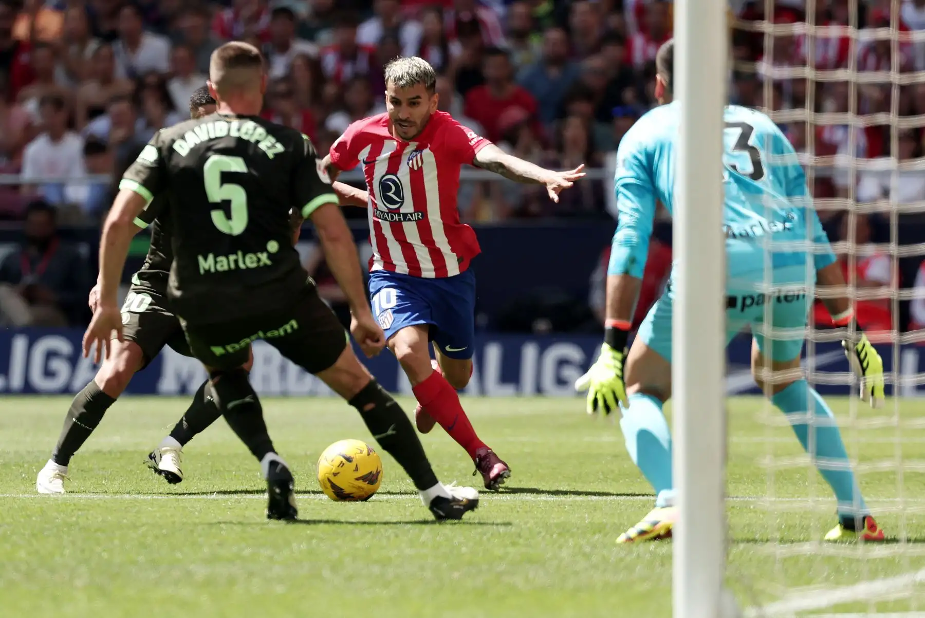 El centrocampista español del Girona David López desafía al delantero argentino del Atlético de Madrid Ángel Correa durante el partido de fútbol de la liga española entre el Club Atlético de Madrid y el Girona. Foto:AFP