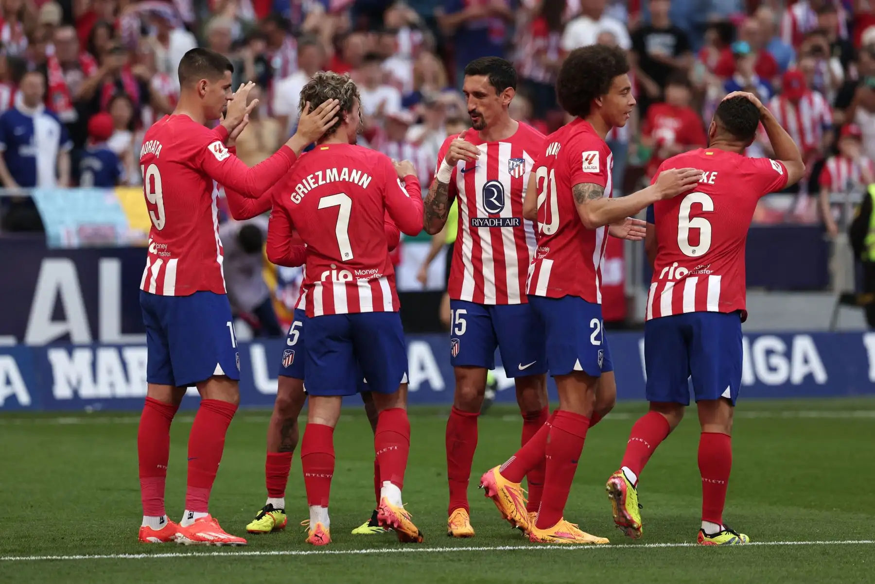 El delantero francés del Atlético de Madrid, Antoine Griezmann, celebra marcar el tercer gol de su equipo durante el partido de fútbol de la liga española entre el Club Atlético de Madrid y el Girona. Foto: ANDINA/AFP