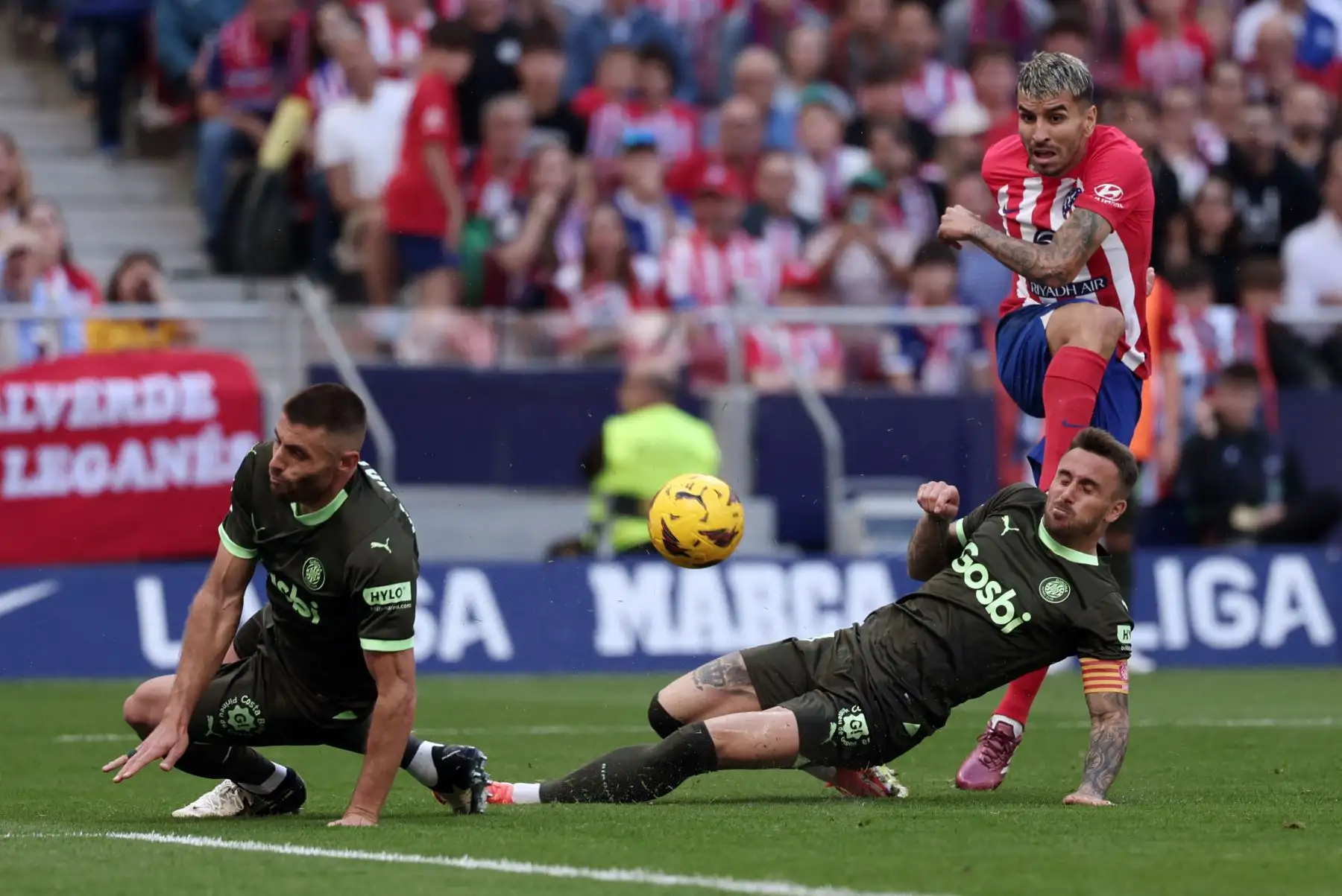 El delantero argentino del Atlético de Madrid  Ángel Correa dispara a pesar de ser desafiado por el mediocampista español del Girona Aleix García  durante el partido de fútbol de la liga española entre el Club Atlético de Madrid y el Girona. Foto: ANDINA/AFP