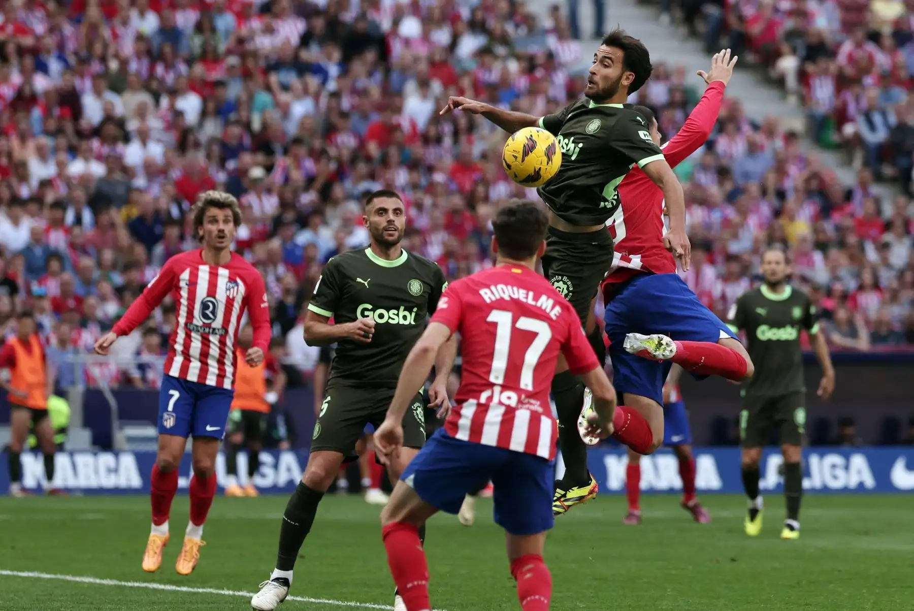 El defensor español del Girona Eric García y el delantero español del Atlético de Madrid Álvaro Morata compiten por un cabezazo durante el partido de fútbol de la liga española entre el Club Atlético de Madrid y el Girona.Foto: ANDINA/ AFP