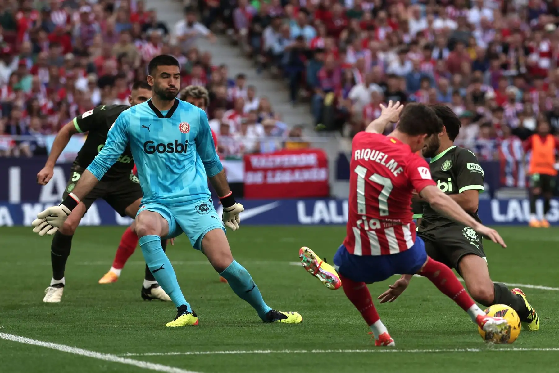 El centrocampista español del Atlético de Madrid  Rodrigo Riquelme dispara contra el portero argentino del Girona Paulo Gazzaniga durante el partido de fútbol de la liga española entre el Club Atlético de Madrid y el Girona. Foto: ANDINA/ AFP