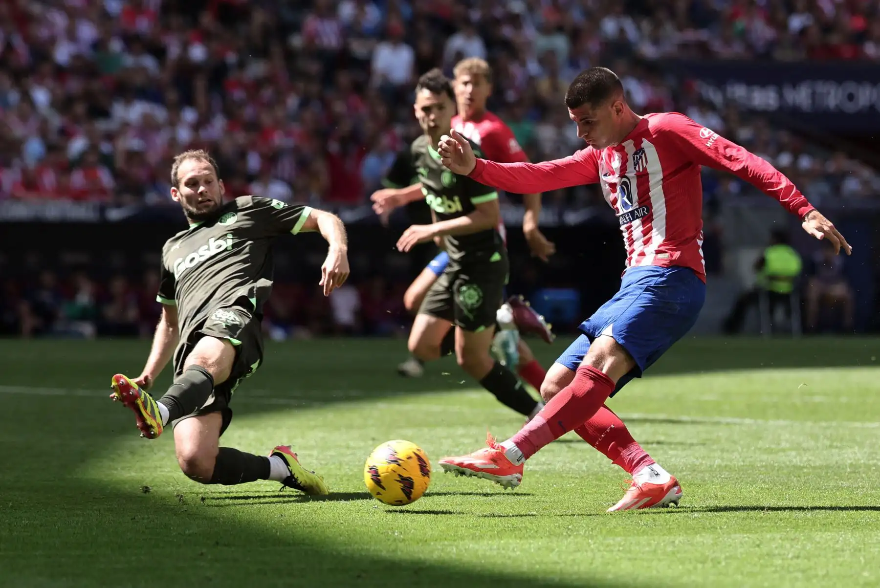 El delantero español del Atlético de Madrid Álvaro Morata es desafiado por el defensor holandés de Girona Daley Blind  durante el partido de fútbol de la liga española entre el Club Atlético de Madrid y el Girona. Foto: ANDINA/ AFP
