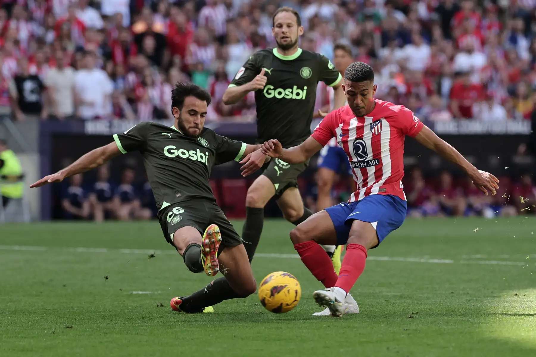 El defensor español de Girona Eric García y el delantero brasileño del Atlético de Madrid Samuel Lino compiten por el balón durante el partido de fútbol de la liga española entre el Club Atlético de Madrid y el Girona. Foto: ANDINA/AFP